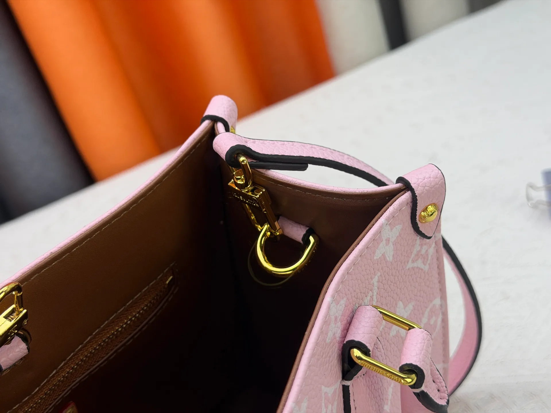 P260 Upgraded original version (latest color) M10303 M45659 M46373 M44571 This OnTheGo small tote bag draws inspiration from the classic Sac Plat handbag in 1968. It is made of Monogram Empreinte leather embossed with the Giant Monogram pattern to create a miniature version, which can store daily necessities such as a mini tablet. Designed handles and a detachable and adjustable shoulder strap enrich the carrying options. Dimensions: 25.0 x 19.0 x 11.5 cm (length x height x width)