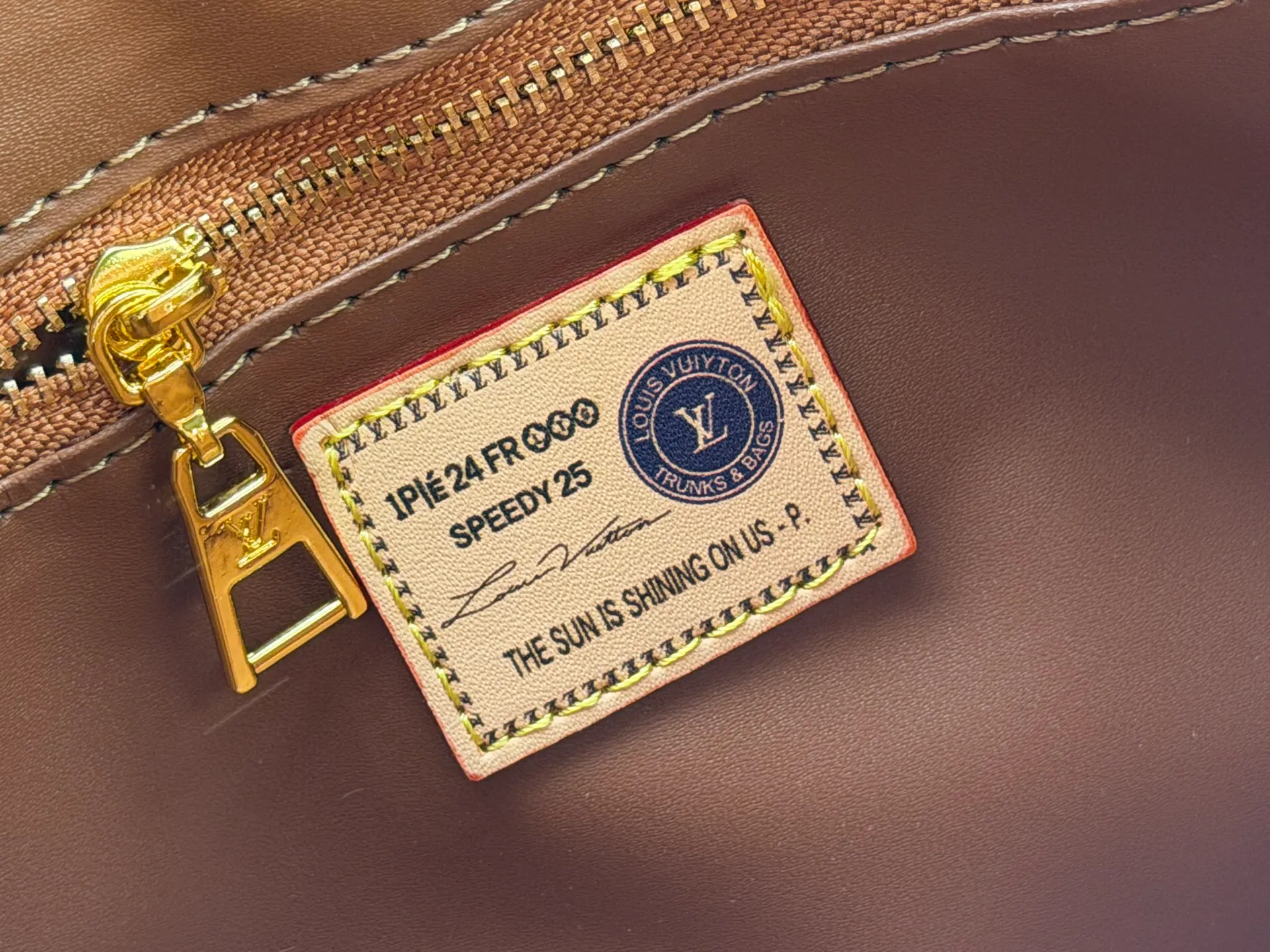 P260 Upgraded original version (latest color) M10303 M45659 M46373 M44571 This OnTheGo small tote bag draws inspiration from the classic Sac Plat handbag in 1968. It is made of Monogram Empreinte leather embossed with the Giant Monogram pattern to create a miniature version, which can store daily necessities such as a mini tablet. Designed handles and a detachable and adjustable shoulder strap enrich the carrying options. Dimensions: 25.0 x 19.0 x 11.5 cm (length x height x width)