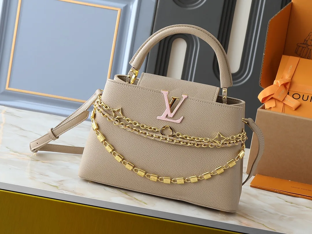 💰440💰Guangzhou goods Upgraded original M12345 M12346 M12279 M11908 M11906 This Capucines BB handbag is from the Trilogy series, using Taurillon cow leather and dazzling metal parts to convey elegant style. The gorgeous chain is embellished with a mini padlock and an enamel Monogram flower. The flap can be placed externally or internally to open multiple pockets. The sophisticated design allows for a variety of carrying experiences. Dimensions: 31.05 x 20.0 x 11.0 cm (length x height x width)