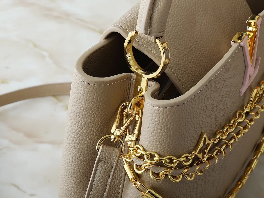 💰440💰Guangzhou goods Upgraded original M12345 M12346 M12279 M11908 M11906 This Capucines BB handbag is from the Trilogy series, using Taurillon cow leather and dazzling metal parts to convey elegant style. The gorgeous chain is embellished with a mini padlock and an enamel Monogram flower. The flap can be placed externally or internally to open multiple pockets. The sophisticated design allows for a variety of carrying experiences. Dimensions: 31.05 x 20.0 x 11.0 cm (length x height x width)
