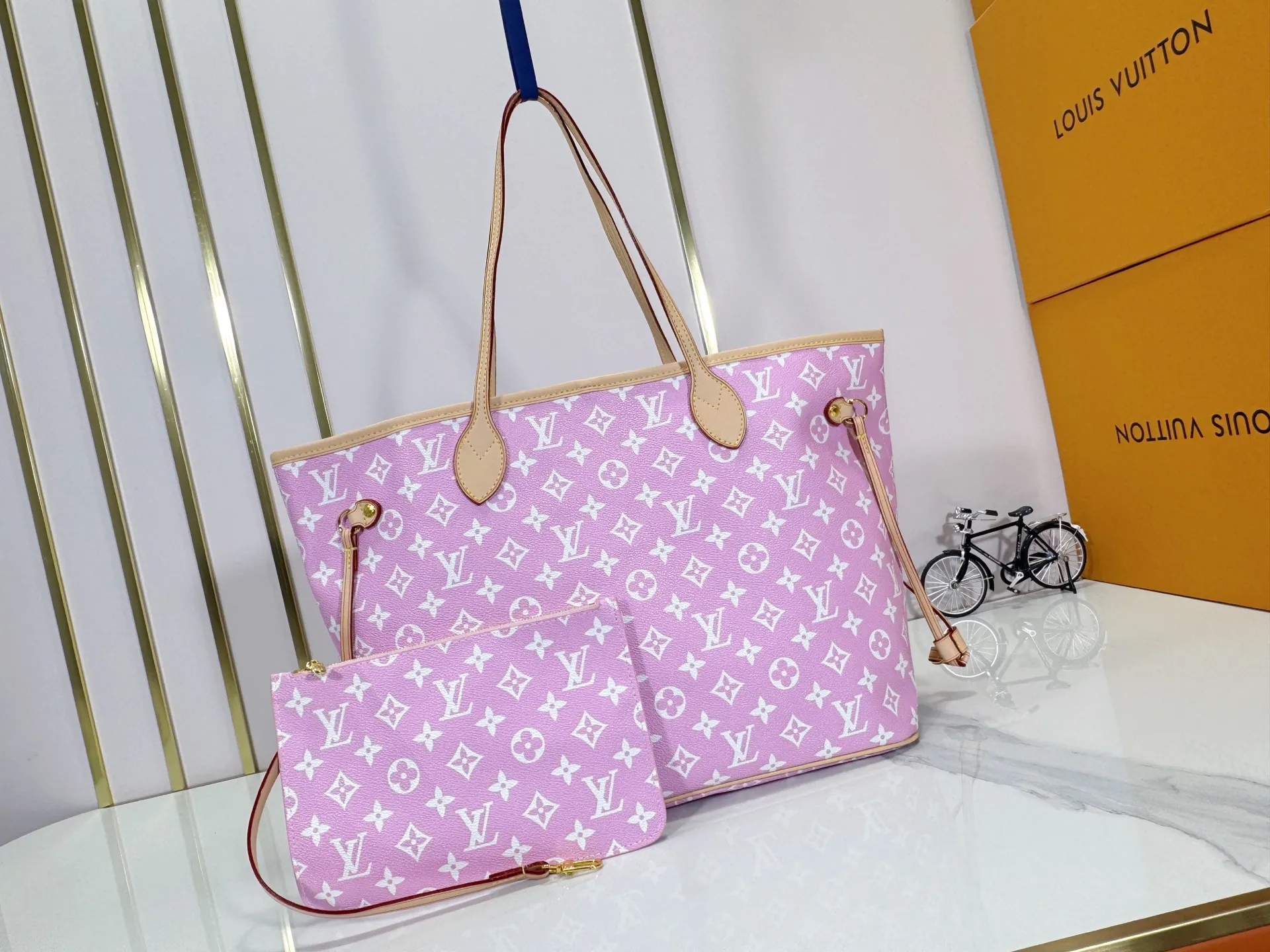 P280 Upgraded Original M40995 The legendary Neverfull bag always meets your every handbag need. It has a large capacity but is not bulky. It is stiff and soft to the touch, making it suitable for home and travel. Tighten the side ties and it instantly transforms into a stylish urban handbag. Loosen the straps and it transforms into a chic and practical handbag. The slender leather handle can be carried over the shoulder or between the arms. The model shown here is made of Damier Ebène canvas. Dimensions: 31.0 x 28.0 x 14.0 cm