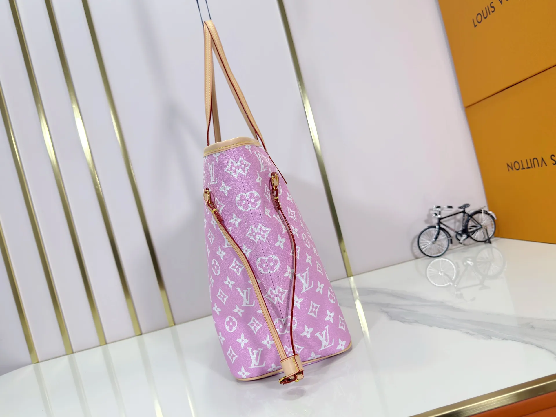 P280 Upgraded Original M40995 The legendary Neverfull bag always meets your every handbag need. It has a large capacity but is not bulky. It is stiff and soft to the touch, making it suitable for home and travel. Tighten the side ties and it instantly transforms into a stylish urban handbag. Loosen the straps and it transforms into a chic and practical handbag. The slender leather handle can be carried over the shoulder or between the arms. The model shown here is made of Damier Ebène canvas. Dimensions: 31.0 x 28.0 x 14.0 cm