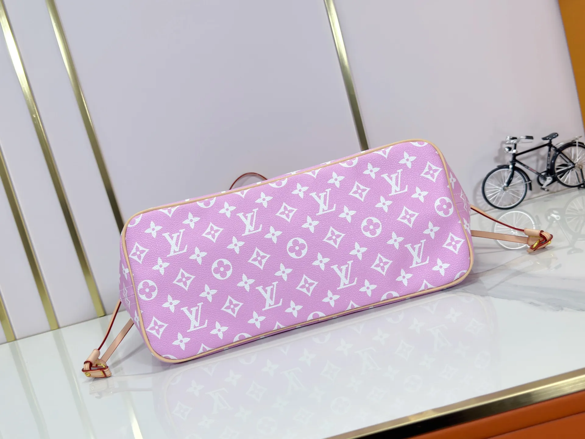 P280 Upgraded Original M40995 The legendary Neverfull bag always meets your every handbag need. It has a large capacity but is not bulky. It is stiff and soft to the touch, making it suitable for home and travel. Tighten the side ties and it instantly transforms into a stylish urban handbag. Loosen the straps and it transforms into a chic and practical handbag. The slender leather handle can be carried over the shoulder or between the arms. The model shown here is made of Damier Ebène canvas. Dimensions: 31.0 x 28.0 x 14.0 cm