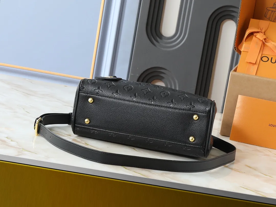 💰260💰Upgraded original M25575 M25577 M15231 City Avenue PM (Avenue PM) combines functionality with elegant silhouette for a fashionable urban lifestyle. A piece that adds a touch of elegance to both everyday and evening looks. A modern tote bag inspired by the elegant streets of Paris. The signature Monogram prefixed leather material is decorated with name patterns and gold hardware design. Fold the handle inside to create a cross-shaped messenger bag. Dimensions: 30 x 19.5 x 12 cm (length x height x width)