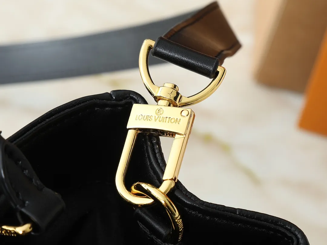 💰260💰Upgraded original M25575 M25577 M15231 City Avenue PM (Avenue PM) combines functionality with elegant silhouette for a fashionable urban lifestyle. A piece that adds a touch of elegance to both everyday and evening looks. A modern tote bag inspired by the elegant streets of Paris. The signature Monogram prefixed leather material is decorated with name patterns and gold hardware design. Fold the handle inside to create a cross-shaped messenger bag. Dimensions: 30 x 19.5 x 12 cm (length x height x width)