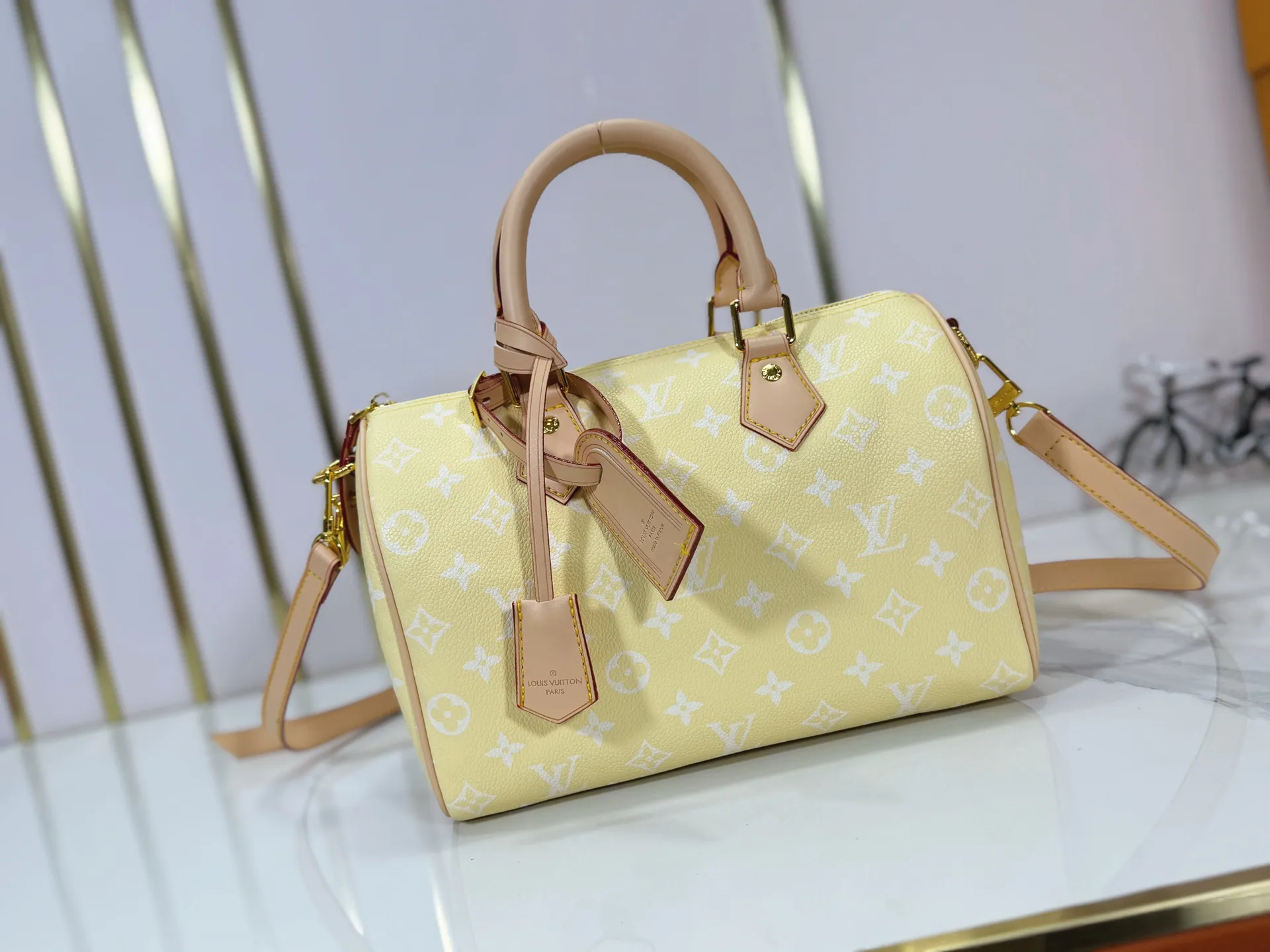 P280 Upgraded original M24424 M24425 M24426 M24423 M24443 M This Speedy Bandoulière 25 Monogram Leather handbag is made of soft cow leather and uses Monogram pattern to reproduce the elegant look and feel of canvas printing. Dazzling metal hardware, sheepskin lining and nameplate all reflect Creative Director Pharrell Williams' relentless attention to detail. Dimensions: 25.0 x 15.0 x 15.0 cm (length x height x width)
