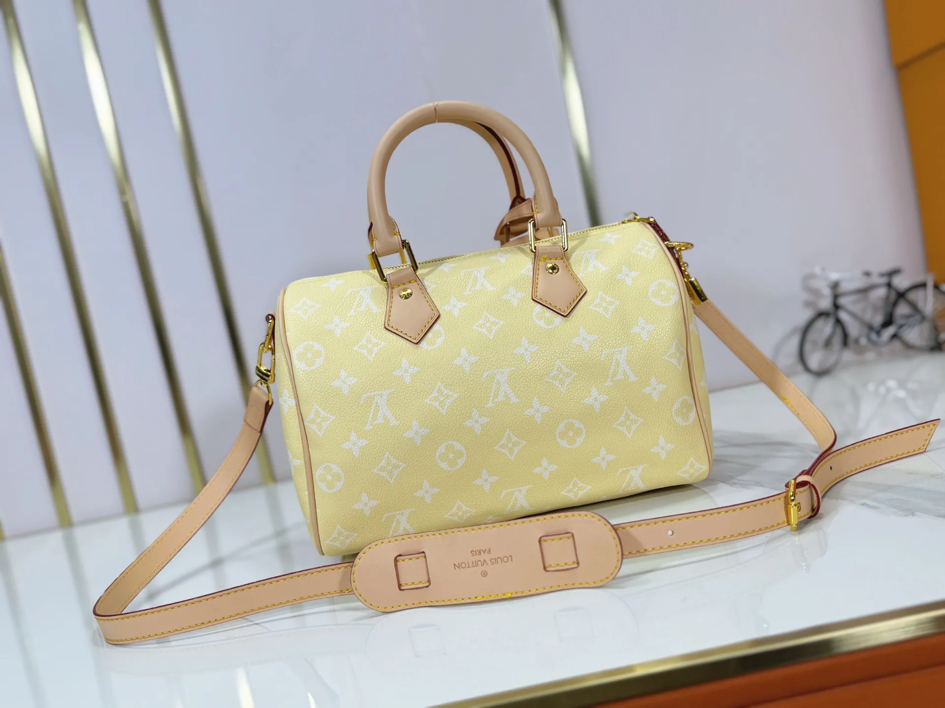 P280 Upgraded original M24424 M24425 M24426 M24423 M24443 M This Speedy Bandoulière 25 Monogram Leather handbag is made of soft cow leather and uses Monogram pattern to reproduce the elegant look and feel of canvas printing. Dazzling metal hardware, sheepskin lining and nameplate all reflect Creative Director Pharrell Williams' relentless attention to detail. Dimensions: 25.0 x 15.0 x 15.0 cm (length x height x width)