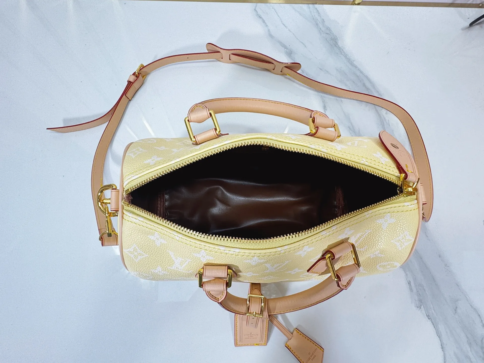 P280 Upgraded original M24424 M24425 M24426 M24423 M24443 M This Speedy Bandoulière 25 Monogram Leather handbag is made of soft cow leather and uses Monogram pattern to reproduce the elegant look and feel of canvas printing. Dazzling metal hardware, sheepskin lining and nameplate all reflect Creative Director Pharrell Williams' relentless attention to detail. Dimensions: 25.0 x 15.0 x 15.0 cm (length x height x width)