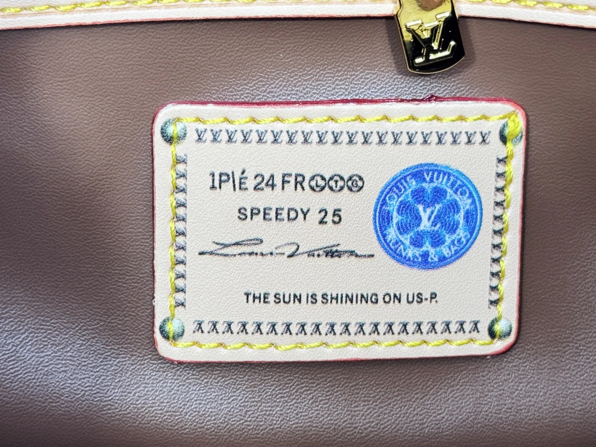P280 Upgraded original M24424 M24425 M24426 M24423 M24443 M This Speedy Bandoulière 25 Monogram Leather handbag is made of soft cow leather and uses Monogram pattern to reproduce the elegant look and feel of canvas printing. Dazzling metal hardware, sheepskin lining and nameplate all reflect Creative Director Pharrell Williams' relentless attention to detail. Dimensions: 25.0 x 15.0 x 15.0 cm (length x height x width)