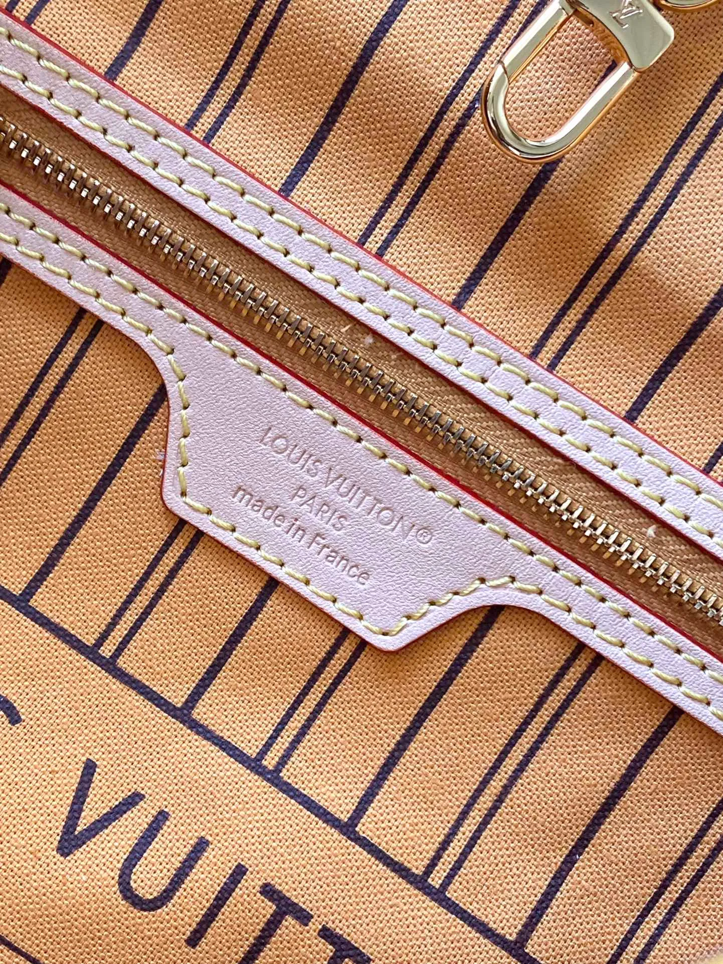 💰1080 Top Original M11947 Yellow As one of the classic designs, the Neverfull Bandouliere Inside Out medium size no handbag is made of Monogram canvas and striped fabric, with a double-sided design to highlight the new trend. The detachable shoulder strap makes it easy to carry across the body, and can also be transformed into a Hobo handbag through the side hook. Dimensions: 31 × 28 × 14 cm
