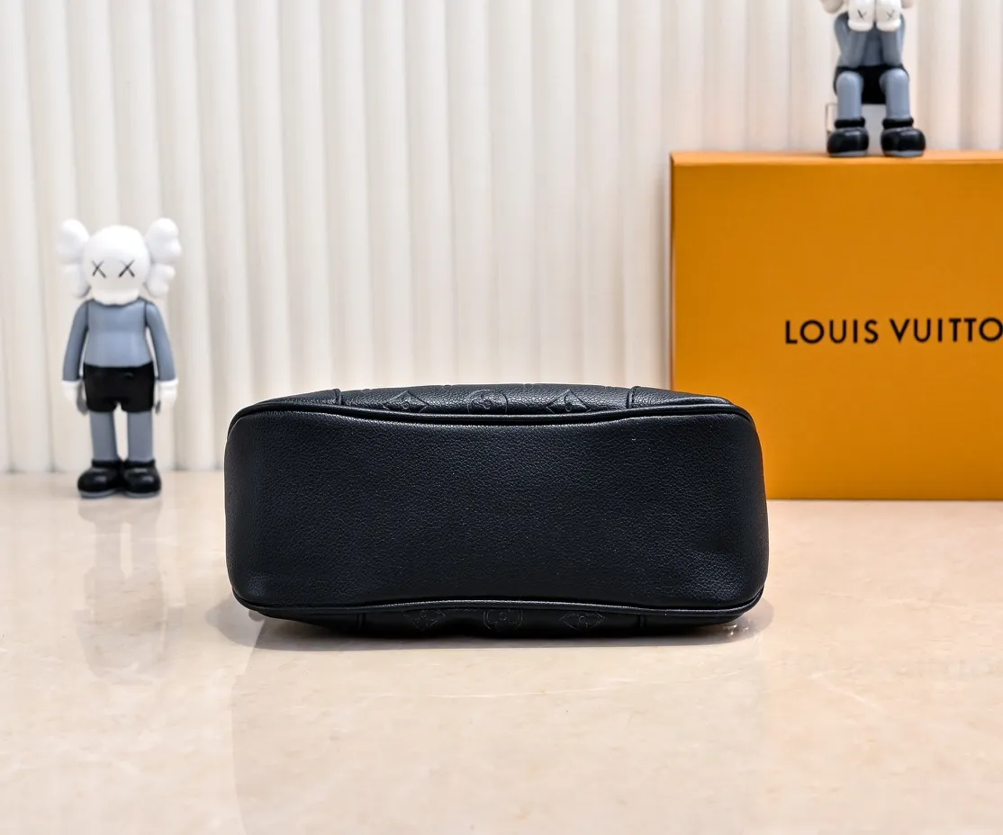 P💰240 Guangzhou product upgraded original model number M13224 elephant gray silk screen 12930 black embossed 45832 BOULOGNE handbag This Boulogne handbag uses Monogram Empreinte leather to reinterpret the classic design, and can show your individual style in a variety of carrying methods. An interior slip pocket can easily store your smartphone, and the braided chain is accented with dazzling hardware. Detailed Features 29 x 16 x 9.5 cm (Length x Height x Width) Embossed grained cow leather Cow leather trim Textile lining Metal hardware Double zipper closure Internal slip pocket Holds smartphone, keys, short wallet and headphones Shoulder strap: Removable, adjustable Strap half length: 31.0 cm Strap half length adjustable to: 50.0 cm Chain: Removable Chain half length: 25.0 cm