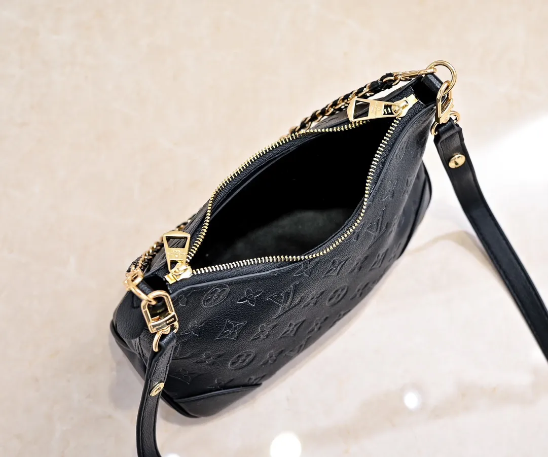 P💰240 Guangzhou product upgraded original model number M13224 elephant gray silk screen 12930 black embossed 45832 BOULOGNE handbag This Boulogne handbag uses Monogram Empreinte leather to reinterpret the classic design, and can show your individual style in a variety of carrying methods. An interior slip pocket can easily store your smartphone, and the braided chain is accented with dazzling hardware. Detailed Features 29 x 16 x 9.5 cm (Length x Height x Width) Embossed grained cow leather Cow leather trim Textile lining Metal hardware Double zipper closure Internal slip pocket Holds smartphone, keys, short wallet and headphones Shoulder strap: Removable, adjustable Strap half length: 31.0 cm Strap half length adjustable to: 50.0 cm Chain: Removable Chain half length: 25.0 cm