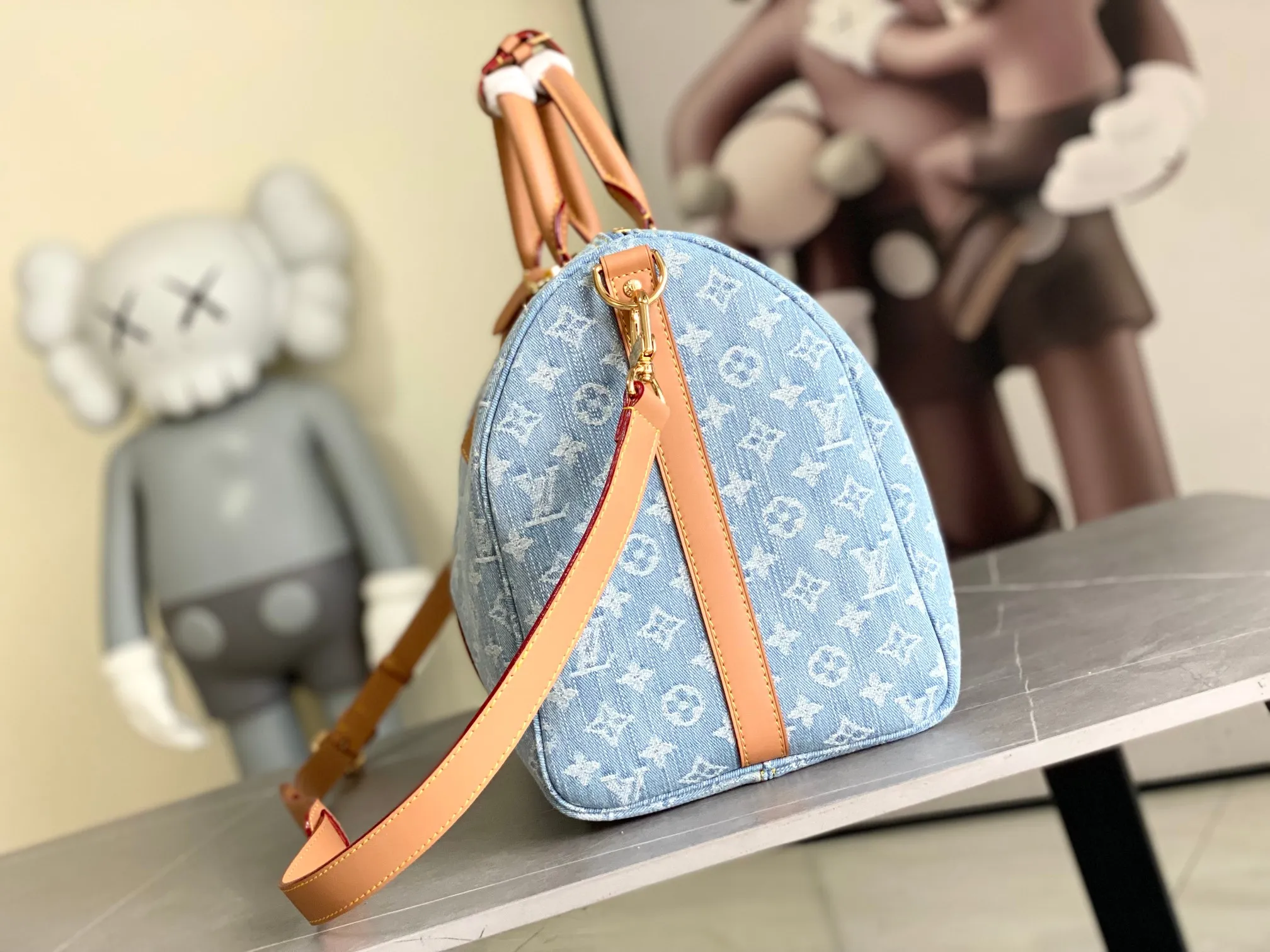 💰1360 Top original M25334 light blue denim transcoding chip version travel bag series KEEPALL BANDOULIÈRE 45 travel bag This Keepall Bandoulière 45 travel bag is made of cotton denim woven with Monogram pattern. It has been bleached and sand washed to present a retro style. The cowhide leather shaped handles and removable and adjustable shoulder strap give it a subtly aged effect, while the top handle and removable and adjustable shoulder strap make it easy to take on board. Dimensions: 45 x 27 x 20 cm.