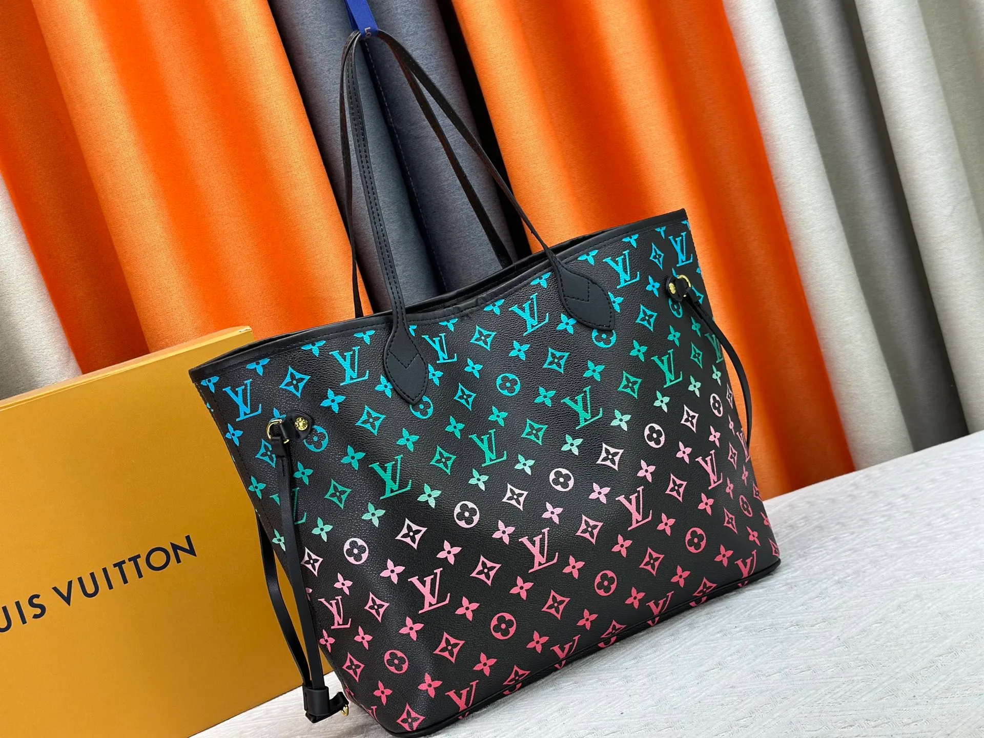 P260 Upgraded original M14210 M45686 M46649 M58907 M46329 M21579 M45685 M46676 M40995 This Neverfull medium handbag uses embossing and printing processes to depict the Monogram pattern on the cow leather. Tighten the side straps and the tote instantly transforms into an elegant urban handbag; the long handle makes it easy to carry over the shoulder or elbow. 31.0 x 28.0 x 14.0 cm (length x height x width)