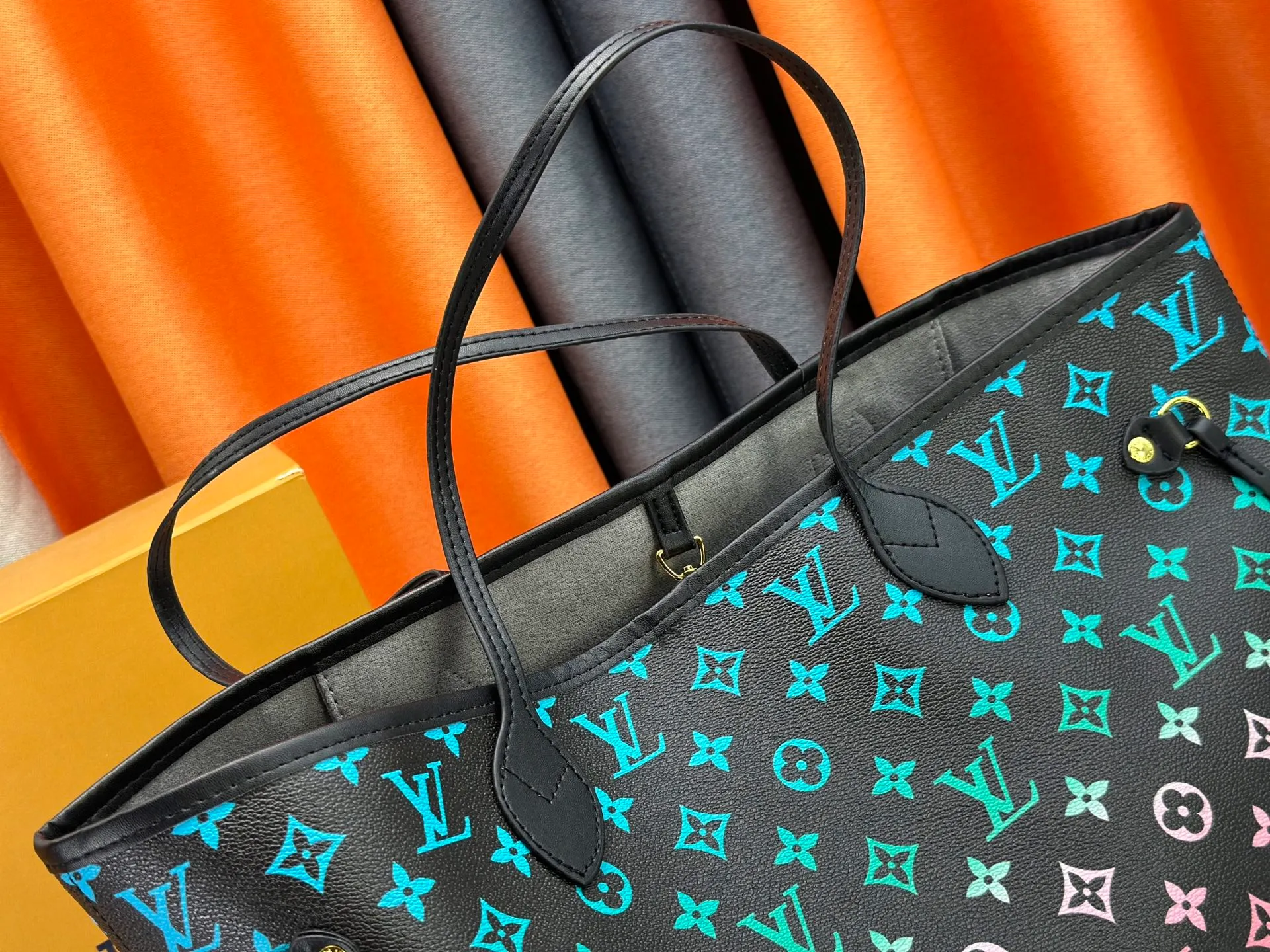 P260 Upgraded original M14210 M45686 M46649 M58907 M46329 M21579 M45685 M46676 M40995 This Neverfull medium handbag uses embossing and printing processes to depict the Monogram pattern on the cow leather. Tighten the side straps and the tote instantly transforms into an elegant urban handbag; the long handle makes it easy to carry over the shoulder or elbow. 31.0 x 28.0 x 14.0 cm (length x height x width)