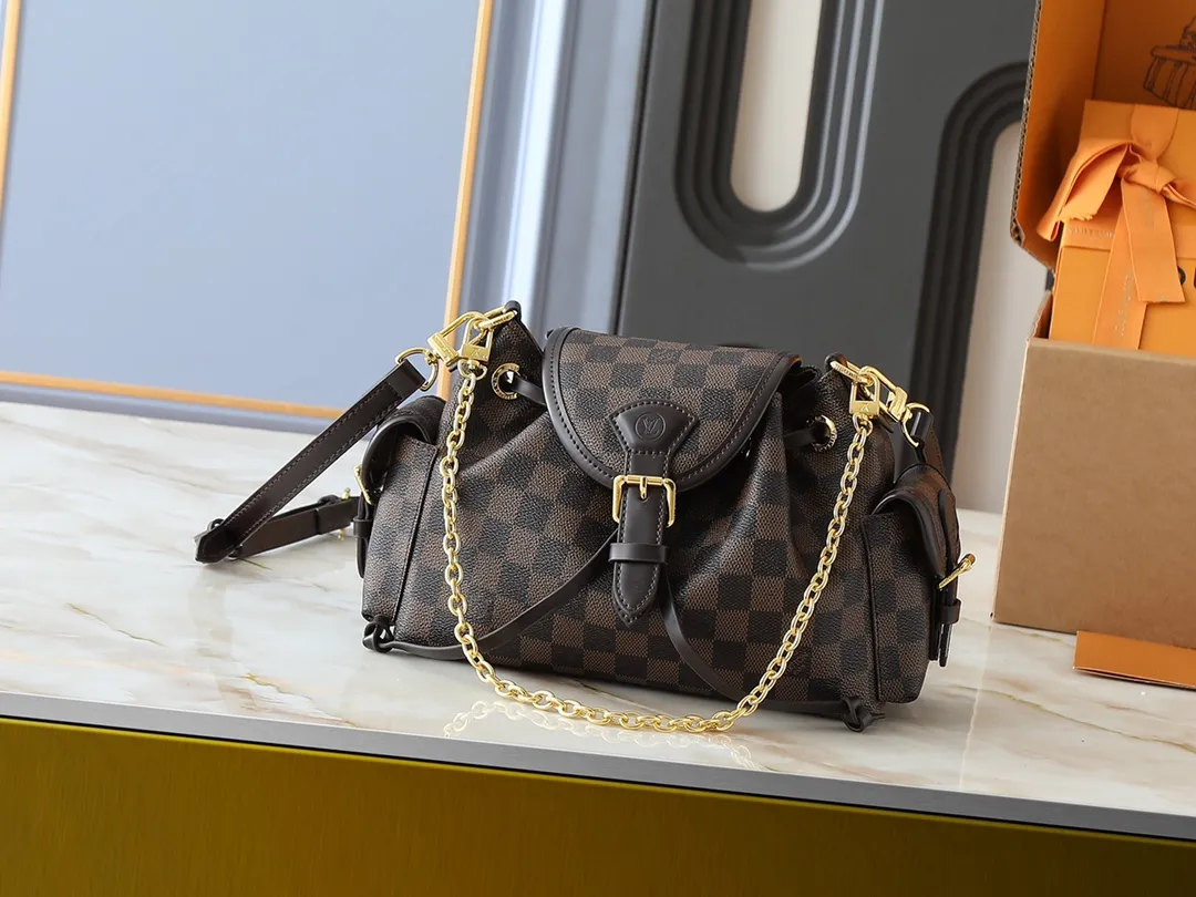 💰280💰Upgraded from the original M25085. This Odysée handbag is from the 2025 early autumn series, paying tribute to the brand heritage with a stylish everyday design. Dazzling buckles and detachable chains accentuate the Monogram canvas body, and the side pockets provide easy access to keys, lipstick and other small items. Dimensions: 27.0 x 17.0 x 12.0 cm (length x height x width)