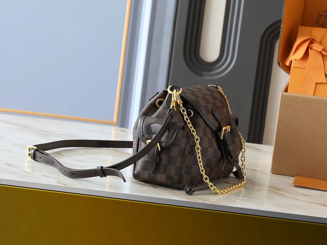 💰280💰Upgraded from the original M25085. This Odysée handbag is from the 2025 early autumn series, paying tribute to the brand heritage with a stylish everyday design. Dazzling buckles and detachable chains accentuate the Monogram canvas body, and the side pockets provide easy access to keys, lipstick and other small items. Dimensions: 27.0 x 17.0 x 12.0 cm (length x height x width)
