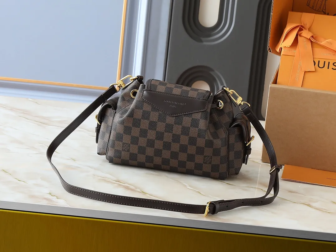 💰280💰Upgraded from the original M25085. This Odysée handbag is from the 2025 early autumn series, paying tribute to the brand heritage with a stylish everyday design. Dazzling buckles and detachable chains accentuate the Monogram canvas body, and the side pockets provide easy access to keys, lipstick and other small items. Dimensions: 27.0 x 17.0 x 12.0 cm (length x height x width)