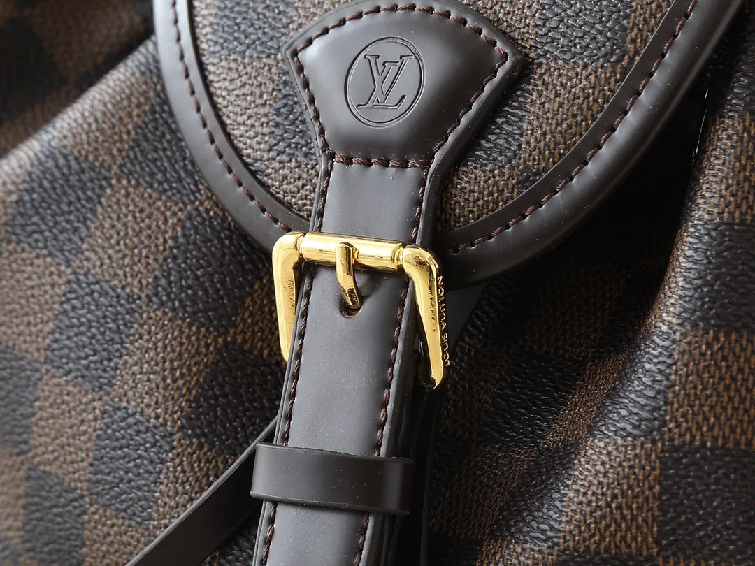 💰280💰Upgraded from the original M25085. This Odysée handbag is from the 2025 early autumn series, paying tribute to the brand heritage with a stylish everyday design. Dazzling buckles and detachable chains accentuate the Monogram canvas body, and the side pockets provide easy access to keys, lipstick and other small items. Dimensions: 27.0 x 17.0 x 12.0 cm (length x height x width)