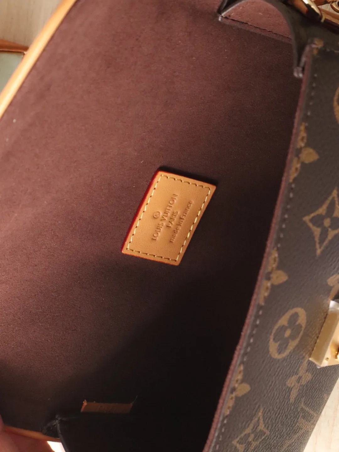 Exclusive real shot M13566 🌟P700 This Pochette Camille handbag is made of Monogram canvas, paying tribute to the original design that appeared in the Louis Vuitton 2000 spring and summer fashion show. The S-Lock buckle, LV Circle logo on the chain and contrasting VVN leather trim embody the brand's classic elements. The flexible and easy-to-wear construction can be worn cross-body, over the shoulder or by hand. 11 x 6 x 20.5 cm (height x width x length)