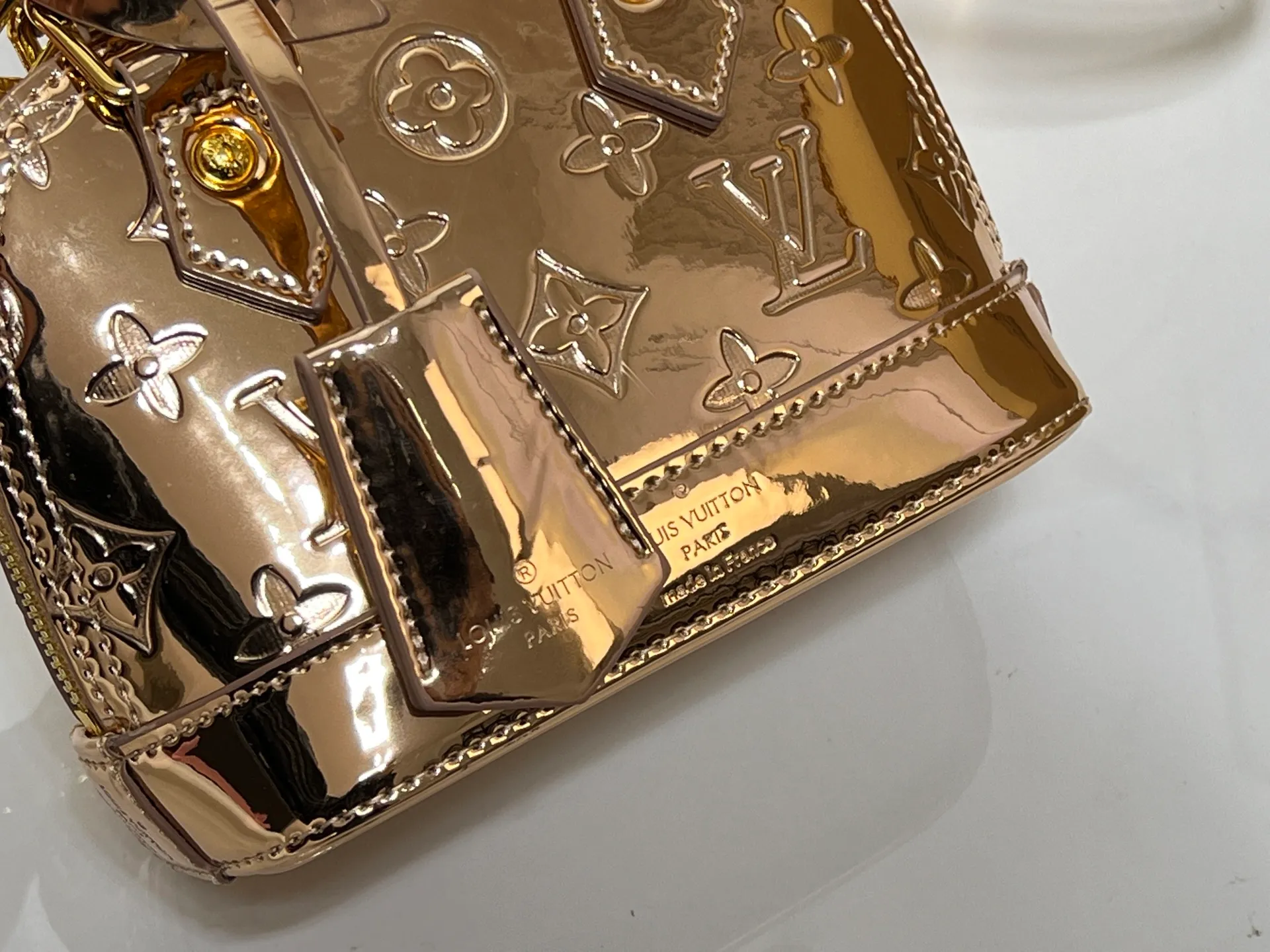 Batch 260💰M11835 M53152 82717 90611 The Alma mini handbag of the LVSki series draws inspiration from the Louis Vuitton archive hard box, rendering a new Monogram Miroir effect on the Monogram embossed coated canvas, highlighting the concept of retro futurism. Spacious interior patch pockets ensure organized storage. Size: 18x12x8cm