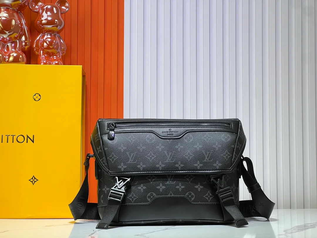 Batch 340💰M25121 M12517 The latest Voyager small messenger bag is made of Monogram Shadow cow leather, inspired by retro school bags. The brand-new LV buckle brings a convenient experience, the adjustable shoulder strap allows for comfortable carrying, and there is ample space to store tablets, chargers, notepads and other daily needs. 33 x 22.5 x 11 cm (length x height x width)