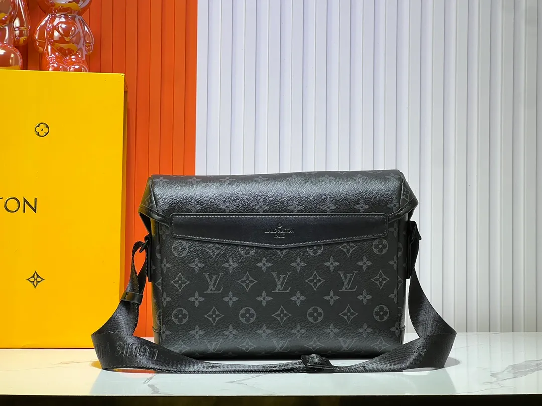 Batch 340💰M25121 M12517 The latest Voyager small messenger bag is made of Monogram Shadow cow leather, inspired by retro school bags. The brand-new LV buckle brings a convenient experience, the adjustable shoulder strap allows for comfortable carrying, and there is ample space to store tablets, chargers, notepads and other daily needs. 33 x 22.5 x 11 cm (length x height x width)