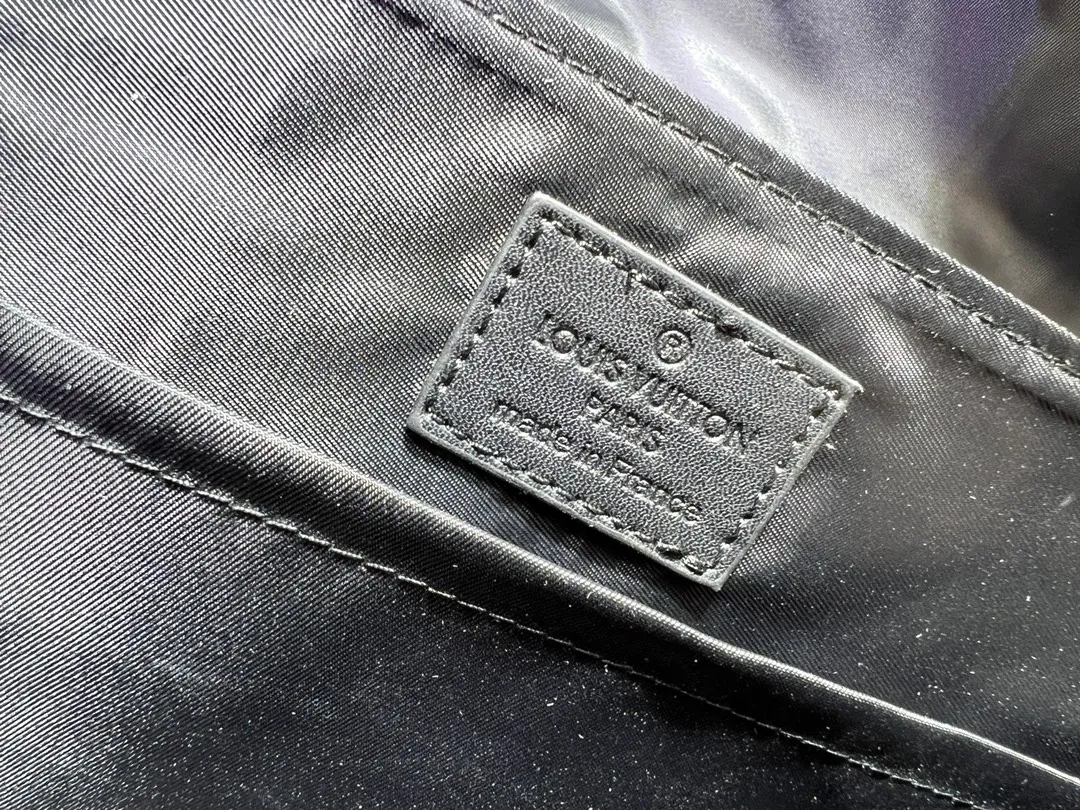 Batch 340💰M25121 M12517 The latest Voyager small messenger bag is made of Monogram Shadow cow leather, inspired by retro school bags. The brand-new LV buckle brings a convenient experience, the adjustable shoulder strap allows for comfortable carrying, and there is ample space to store tablets, chargers, notepads and other daily needs. 33 x 22.5 x 11 cm (length x height x width)