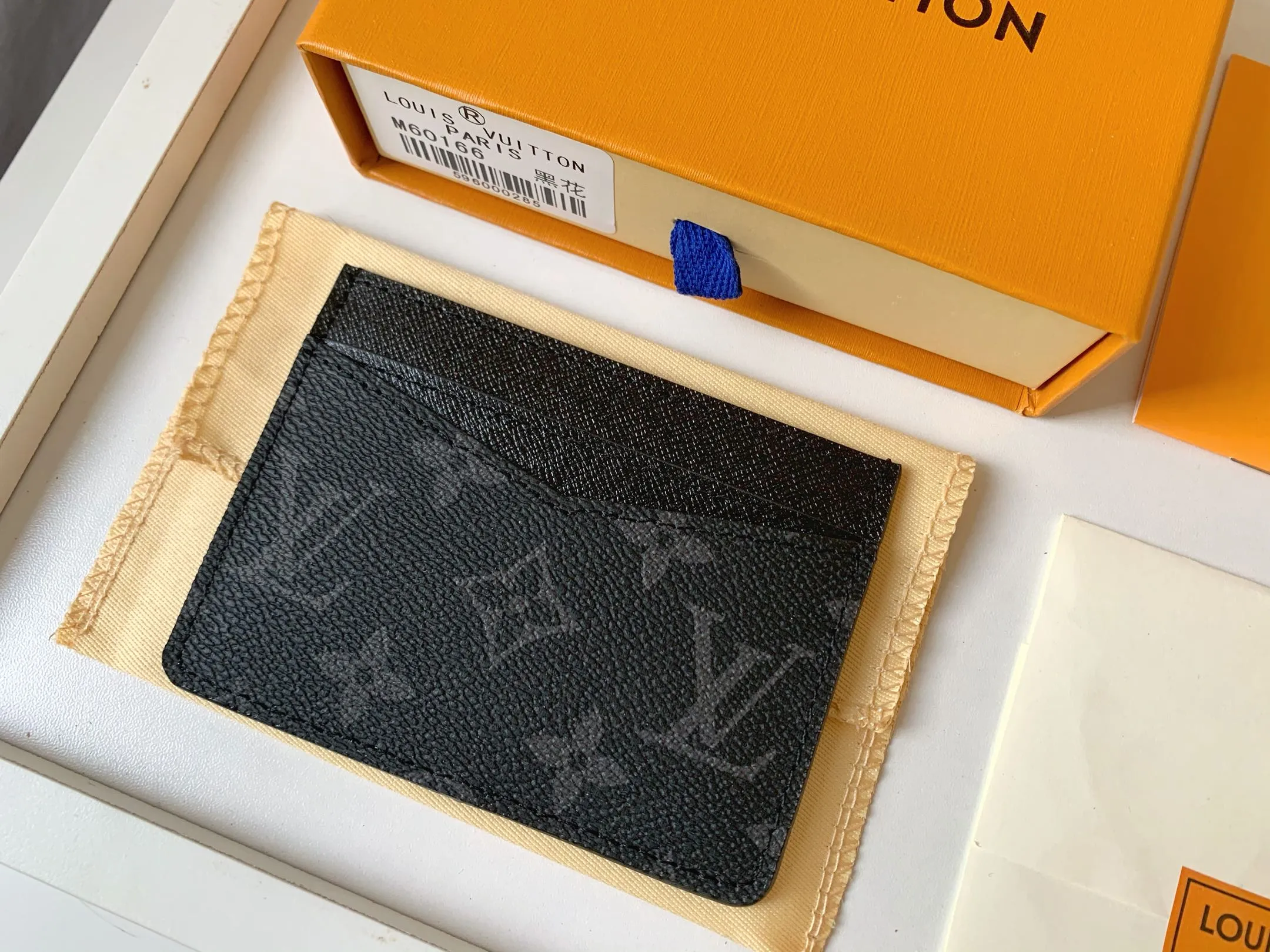 💰80 💎Card Holder Neo Card Holder made of Monogram Macassar canvas is the first choice for carrying important cards. Black leather trim makes the classic Louis Vuitton pattern even more eye-catching. Model: M60166. Size: 7.5*12