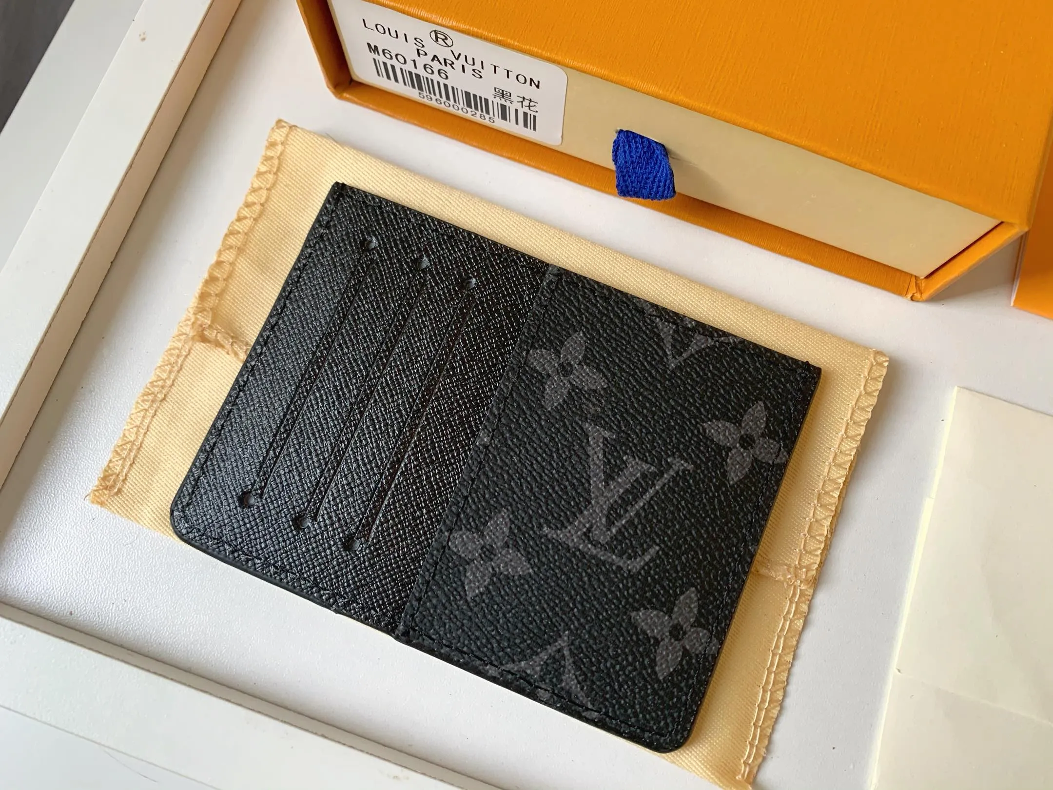 💰80 💎Card Holder Neo Card Holder made of Monogram Macassar canvas is the first choice for carrying important cards. Black leather trim makes the classic Louis Vuitton pattern even more eye-catching. Model: M60166. Size: 7.5*12