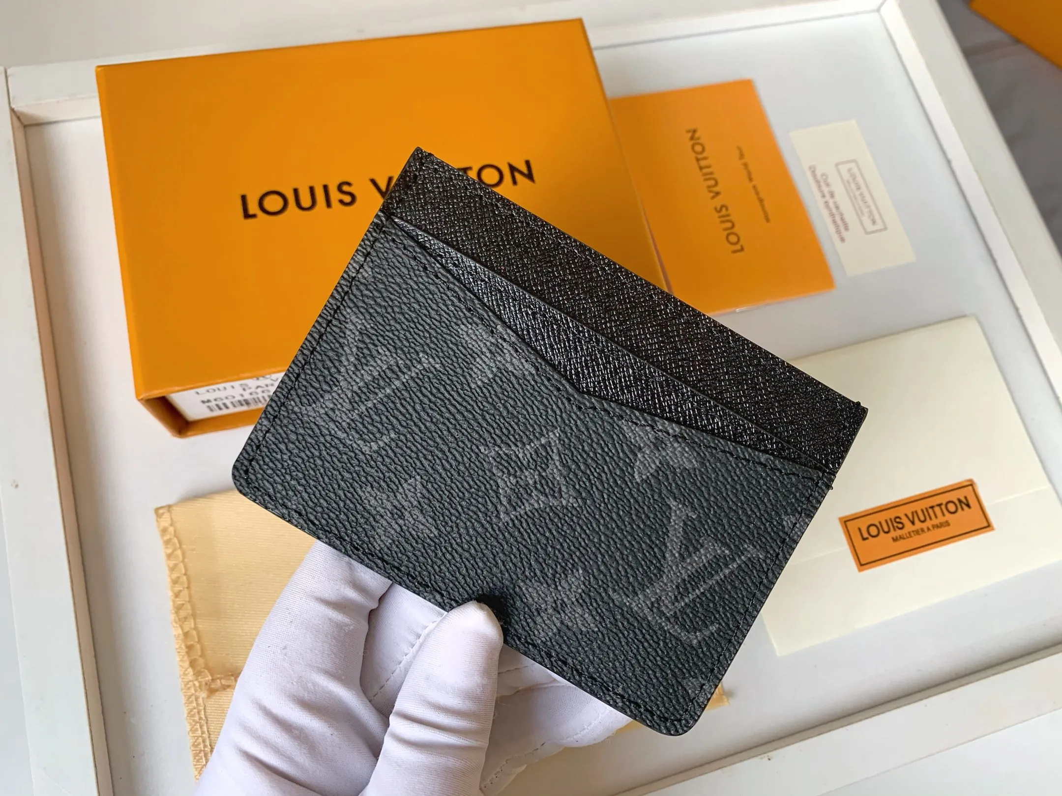 💰80 💎Card Holder Neo Card Holder made of Monogram Macassar canvas is the first choice for carrying important cards. Black leather trim makes the classic Louis Vuitton pattern even more eye-catching. Model: M60166. Size: 7.5*12