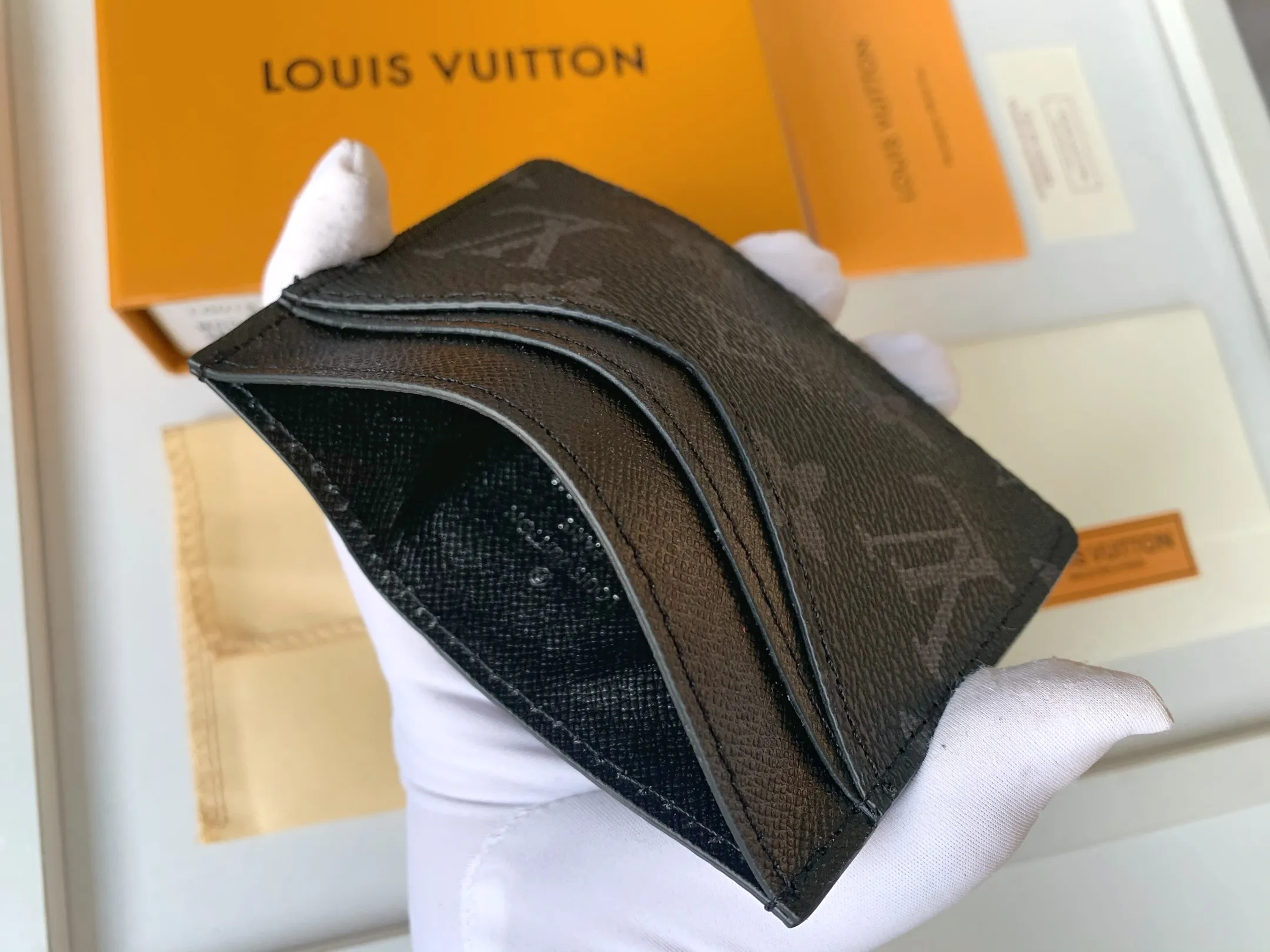 💰80 💎Card Holder Neo Card Holder made of Monogram Macassar canvas is the first choice for carrying important cards. Black leather trim makes the classic Louis Vuitton pattern even more eye-catching. Model: M60166. Size: 7.5*12