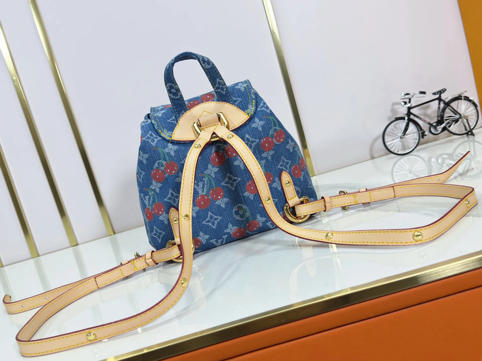 P340 M13679 M13031 M46836 M13081 Upgraded original version This Venice backpack is from the Louis Vuitton x Takashi Murakami replica series. The Monogram denim is blended with personalized cherry embroidery, using interesting brushwork to interpret the colorful interest painted by Japanese artists. Fine leather outlines the slender shoulder straps, and shiny buckles accentuate the flap and outer pocket. 26 x 7 x 24 cm (height x width x length)