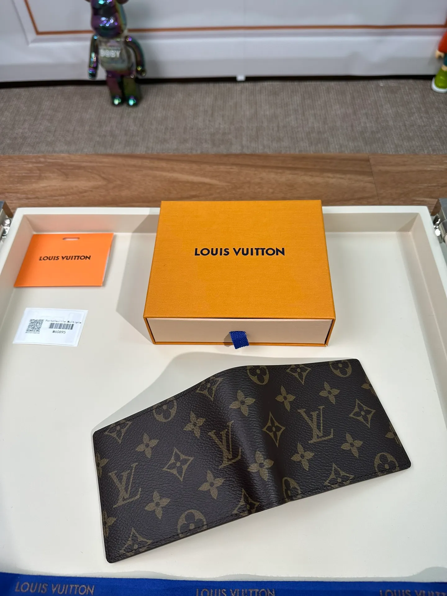 P440 M60895 [Special Authentic] Wallet is made of canvas and has multiple pockets for placing credit cards, banknotes, and invoices. 11.5X9cm