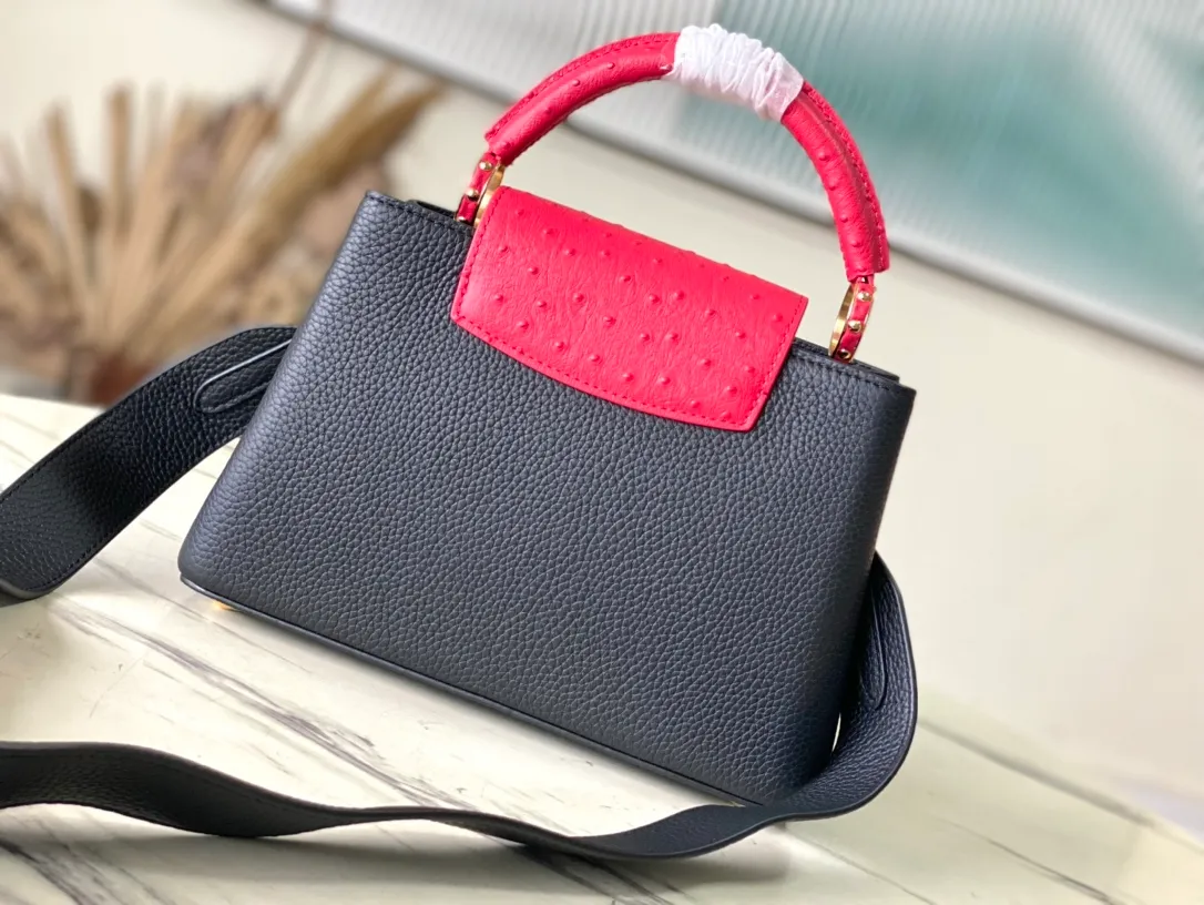 💰2160 (special grade original leather) N83103 black and red ostrich pattern small Capucines handbag is made of Taurillon leather to create an exquisite shape, and the flap, handle and LV letters are wrapped in ostrich leather. The flap can be opened or closed to read the LV logo, and the wide, removable leather shoulder strap adds a modern touch. size:27x18x9cm