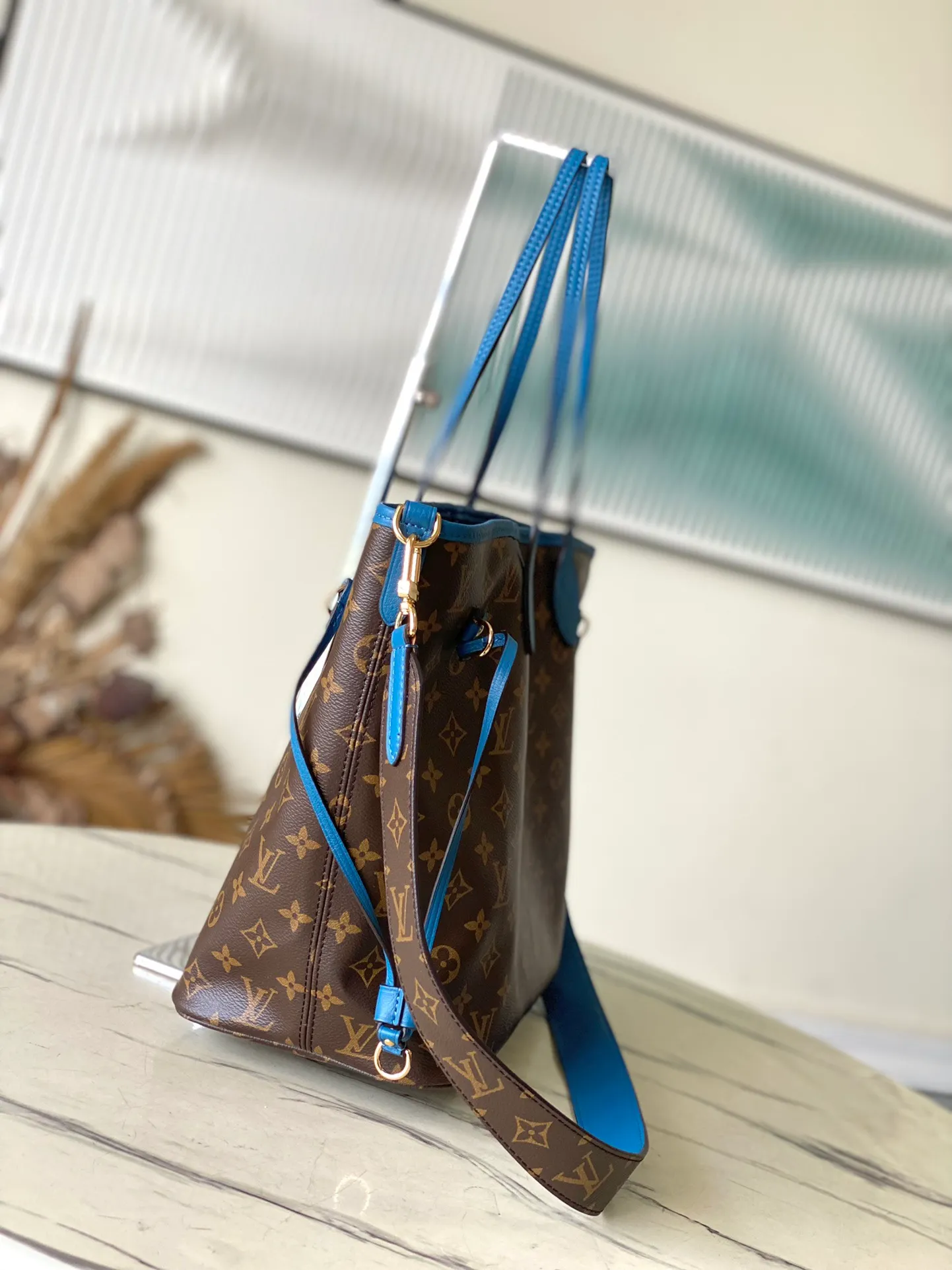 💰1000 Top Original Order M13753 As one of Louis Vuitton's classic designs, the Neverfull Bandouliere Inside Out medium handbag is made of Monogram canvas and striped fabric, with a double-sided design to highlight the new trend. The detachable shoulder strap makes it easy to carry across the body, and can also be transformed into a Hobo handbag through the side hook. Dimensions: 31 × 28 × 14 cm