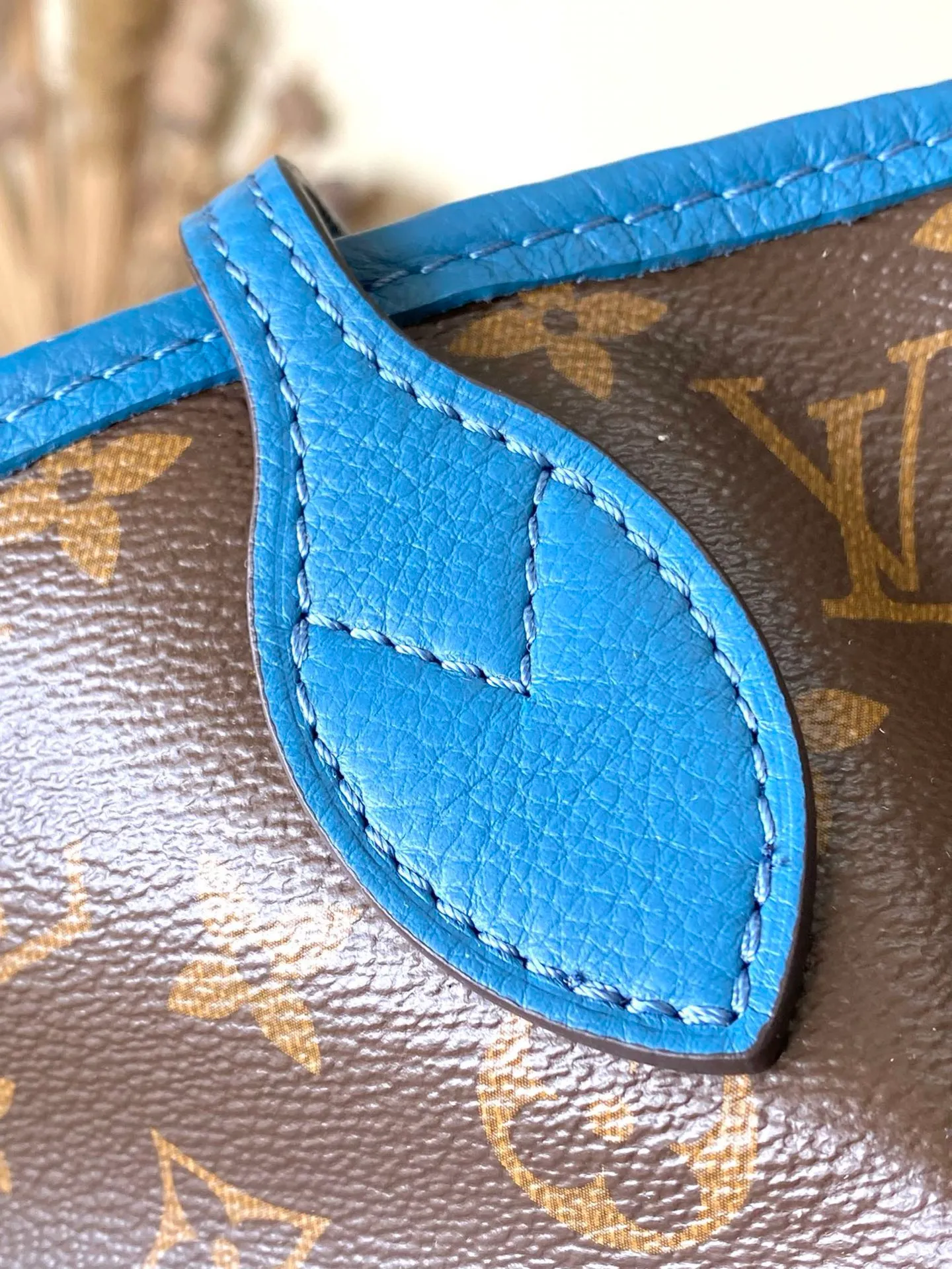 💰1000 Top Original Order M13753 As one of Louis Vuitton's classic designs, the Neverfull Bandouliere Inside Out medium handbag is made of Monogram canvas and striped fabric, with a double-sided design to highlight the new trend. The detachable shoulder strap makes it easy to carry across the body, and can also be transformed into a Hobo handbag through the side hook. Dimensions: 31 × 28 × 14 cm
