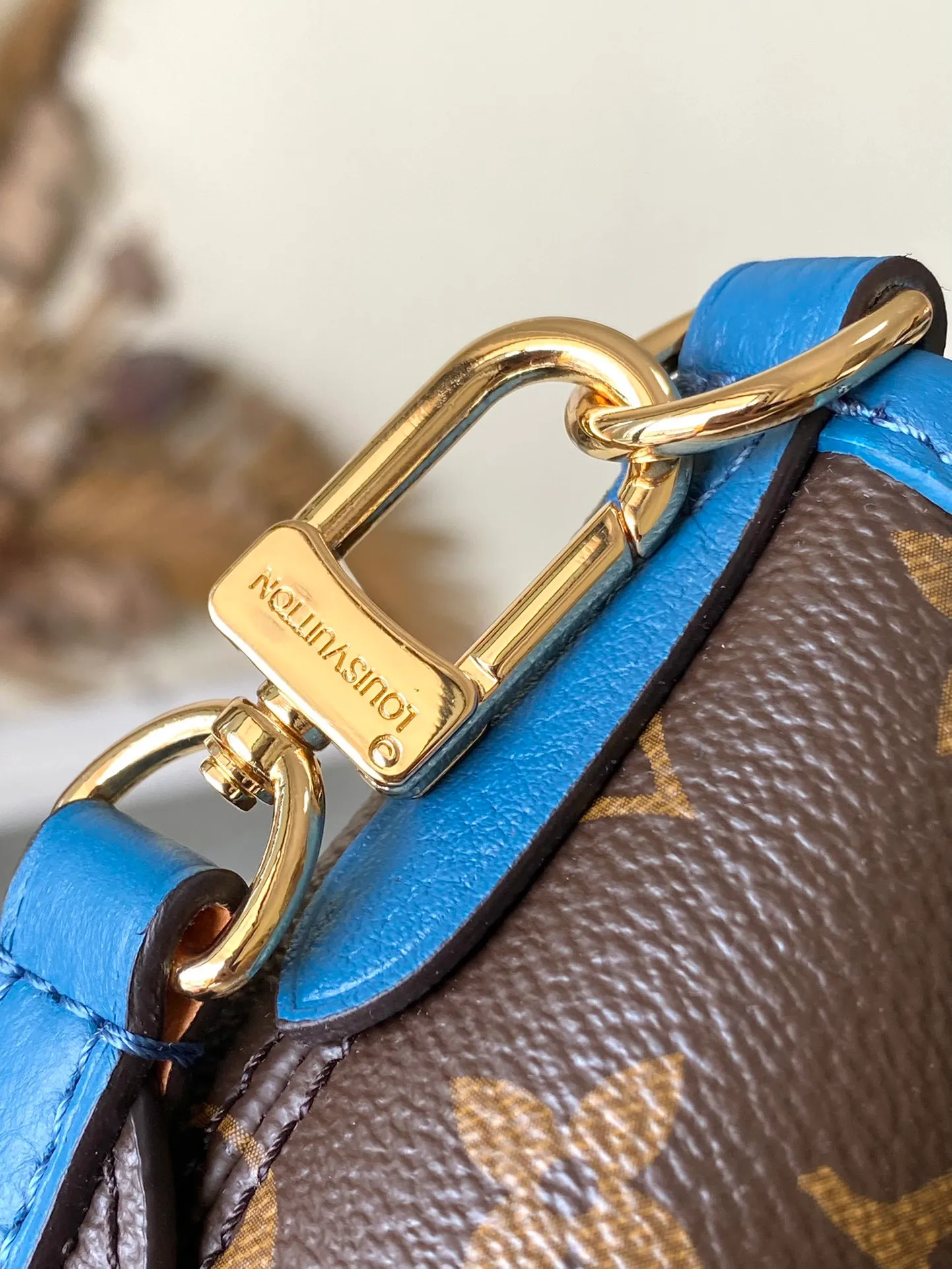 💰1000 Top Original Order M13753 As one of Louis Vuitton's classic designs, the Neverfull Bandouliere Inside Out medium handbag is made of Monogram canvas and striped fabric, with a double-sided design to highlight the new trend. The detachable shoulder strap makes it easy to carry across the body, and can also be transformed into a Hobo handbag through the side hook. Dimensions: 31 × 28 × 14 cm
