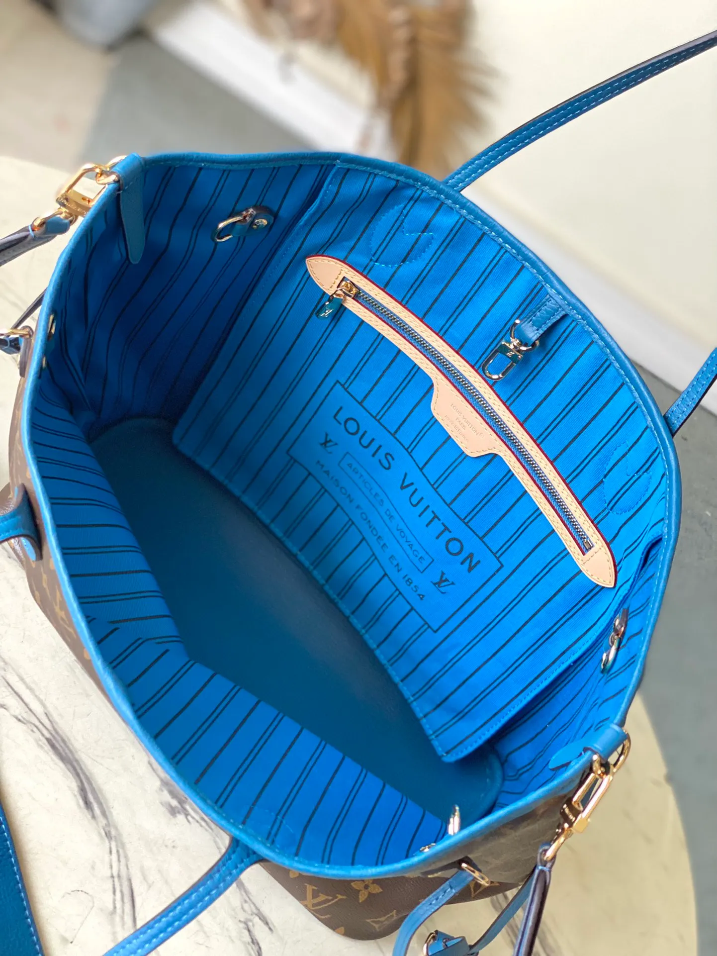 💰1000 Top Original Order M13753 As one of Louis Vuitton's classic designs, the Neverfull Bandouliere Inside Out medium handbag is made of Monogram canvas and striped fabric, with a double-sided design to highlight the new trend. The detachable shoulder strap makes it easy to carry across the body, and can also be transformed into a Hobo handbag through the side hook. Dimensions: 31 × 28 × 14 cm
