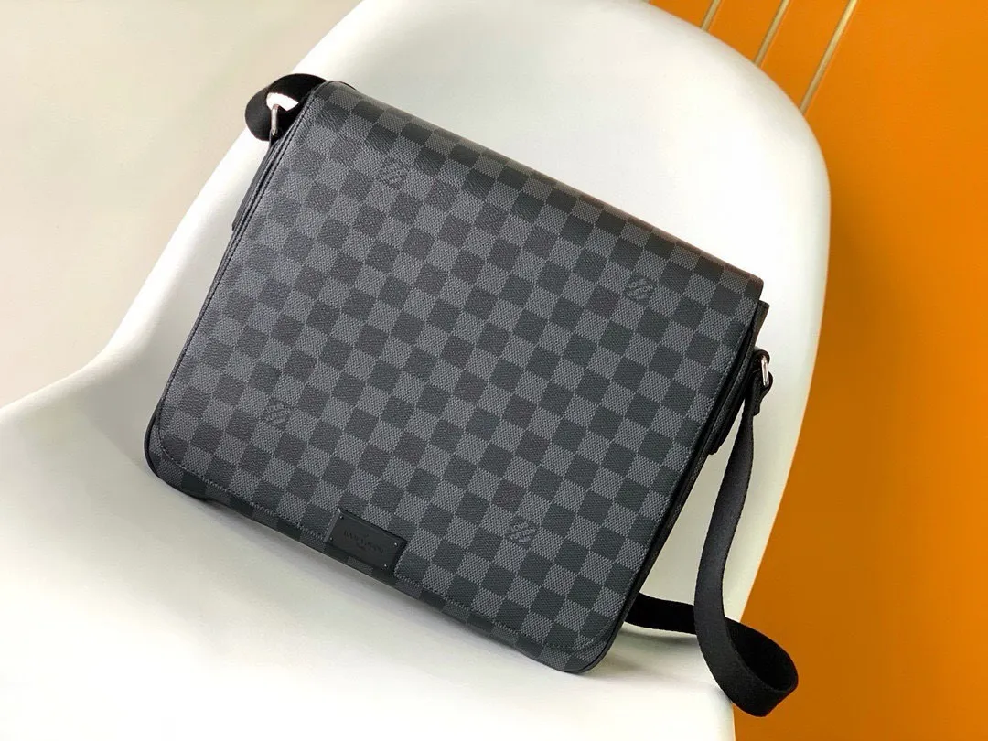💰800 Top Original District Medium Handbag's large capacity N41212 brown grid and black grid multi-pocket design allows it to hold A4 size documents, iPads and other items, making it an ideal choice for urban men. The gorgeous Damier Ebène canvas is the icing on the cake💠Size 33*27*9cm600 (length, width and height)