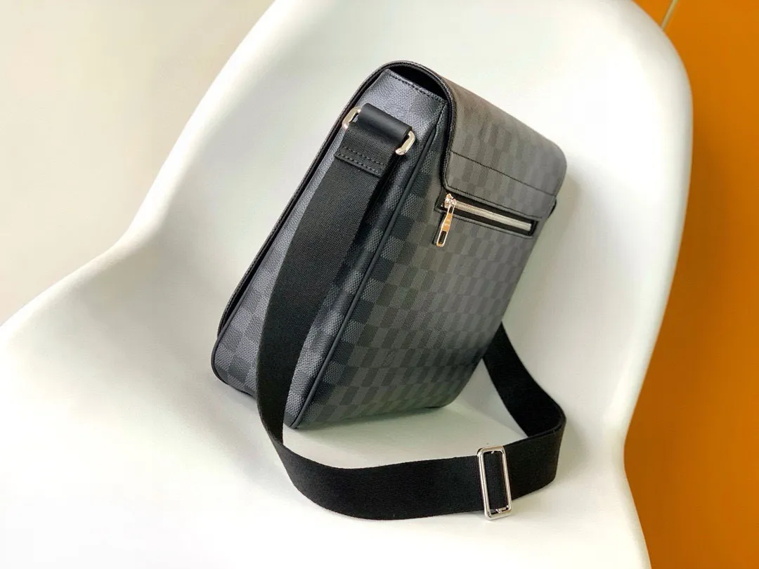 💰800 Top Original District Medium Handbag's large capacity N41212 brown grid and black grid multi-pocket design allows it to hold A4 size documents, iPads and other items, making it an ideal choice for urban men. The gorgeous Damier Ebène canvas is the icing on the cake💠Size 33*27*9cm600 (length, width and height)