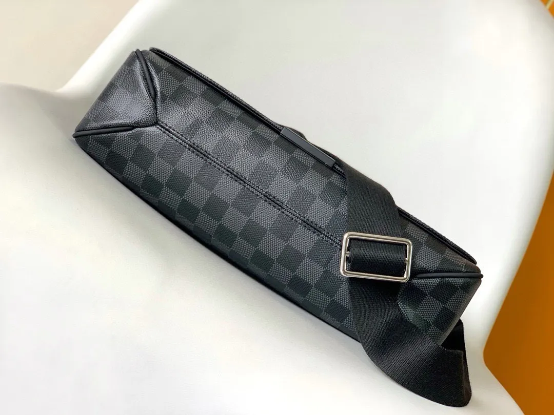 💰800 Top Original District Medium Handbag's large capacity N41212 brown grid and black grid multi-pocket design allows it to hold A4 size documents, iPads and other items, making it an ideal choice for urban men. The gorgeous Damier Ebène canvas is the icing on the cake💠Size 33*27*9cm600 (length, width and height)