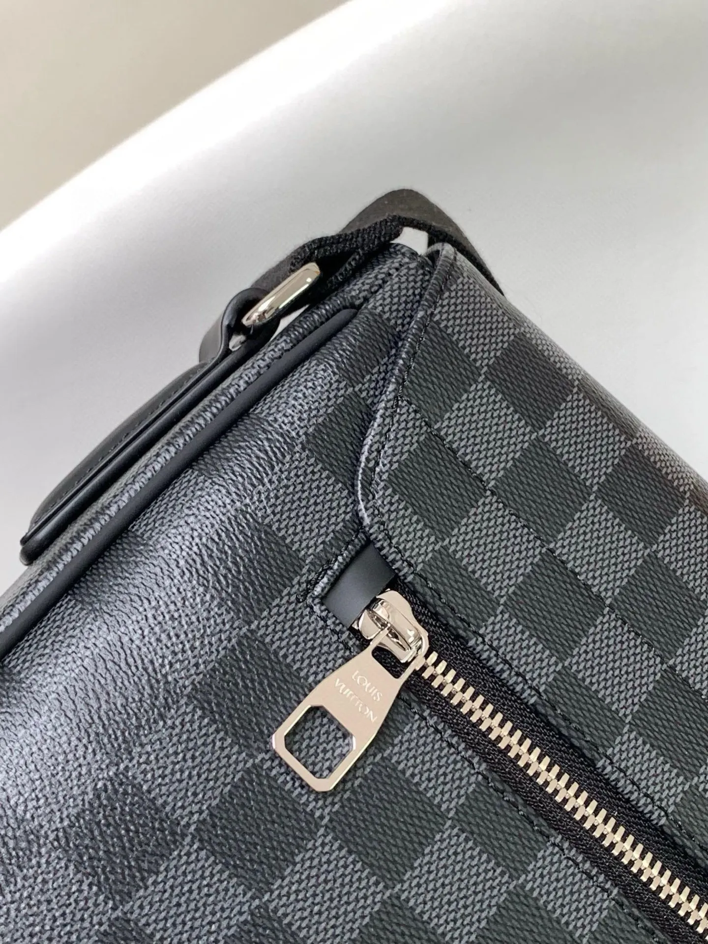 💰800 Top Original District Medium Handbag's large capacity N41212 brown grid and black grid multi-pocket design allows it to hold A4 size documents, iPads and other items, making it an ideal choice for urban men. The gorgeous Damier Ebène canvas is the icing on the cake💠Size 33*27*9cm600 (length, width and height)