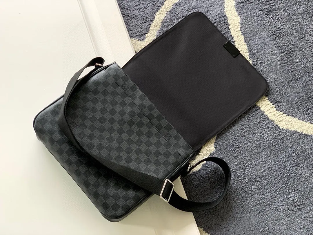 💰800 Top Original District Medium Handbag's large capacity N41212 brown grid and black grid multi-pocket design allows it to hold A4 size documents, iPads and other items, making it an ideal choice for urban men. The gorgeous Damier Ebène canvas is the icing on the cake💠Size 33*27*9cm600 (length, width and height)