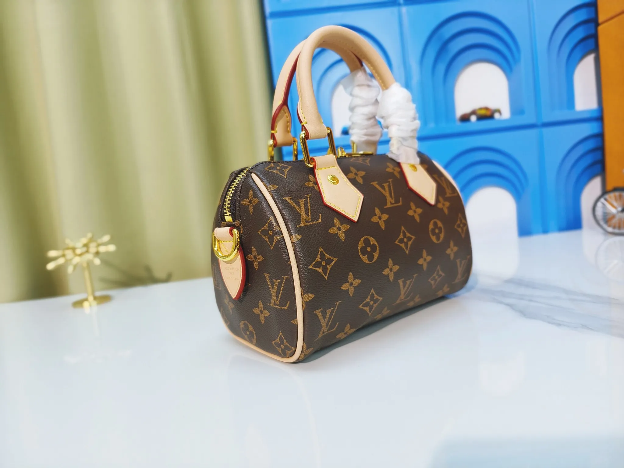 P220💰 M46222.M46234.M45957.M45948Presbyopia This Speedy Bandoulière 20 handbag is made of Monogram canvas, cow leather trim and fabric lining. It continues the classic design of Louis Vuitton Speedy travel bag in a compact size. It is equipped with rolled leather handles and a detachable and adjustable fabric shoulder strap embellished with brand logo texture. Detailed features 20.5 x 13.5 x 12 cm (length x height x width)