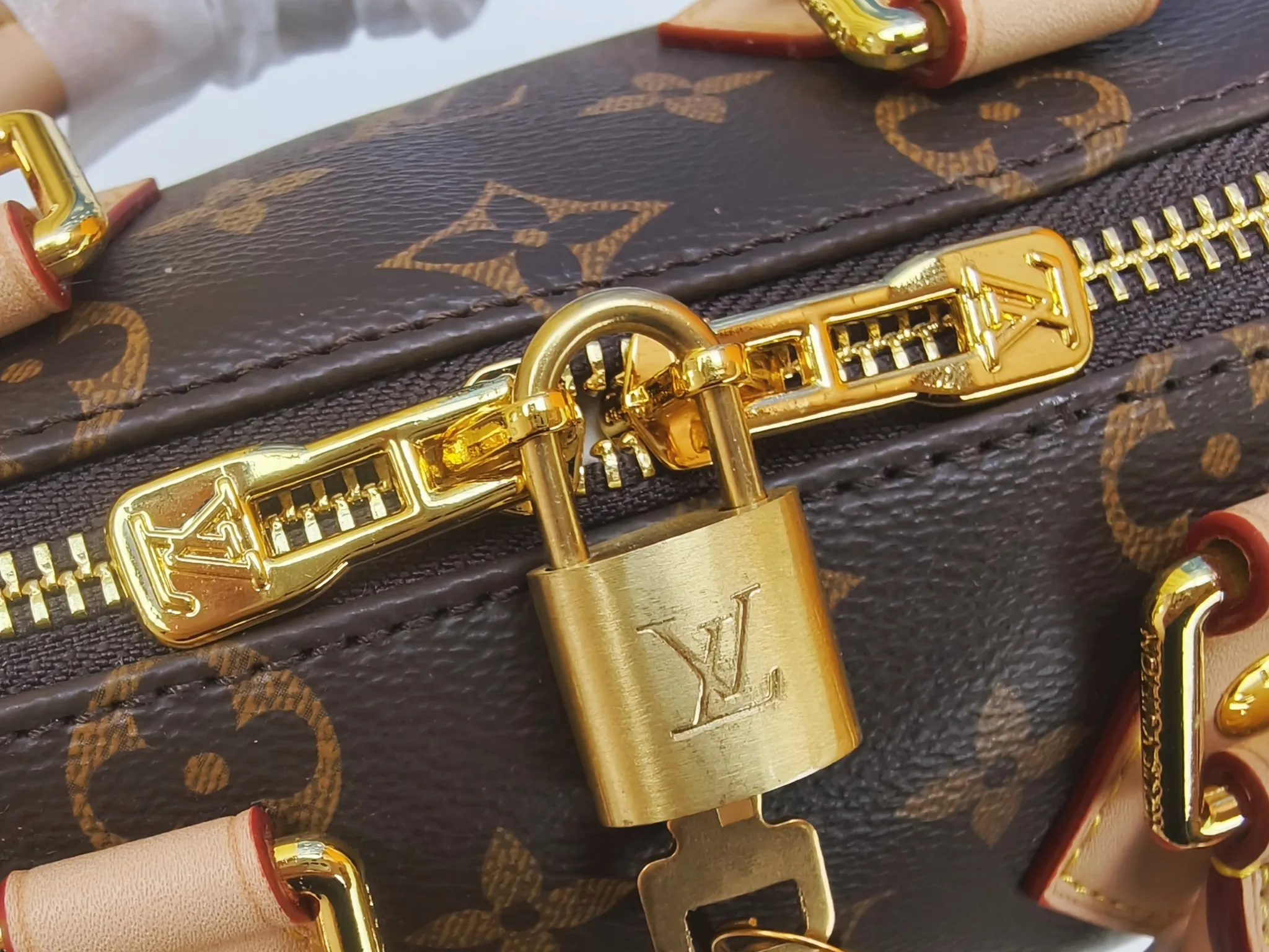 P220💰 M46222.M46234.M45957.M45948Presbyopia This Speedy Bandoulière 20 handbag is made of Monogram canvas, cow leather trim and fabric lining. It continues the classic design of Louis Vuitton Speedy travel bag in a compact size. It is equipped with rolled leather handles and a detachable and adjustable fabric shoulder strap embellished with brand logo texture. Detailed features 20.5 x 13.5 x 12 cm (length x height x width)