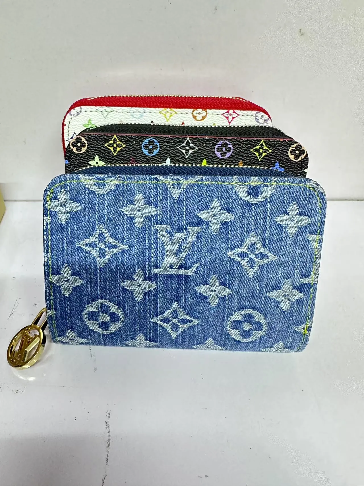 P150 M83689 This Cléa wallet is made of Monogram Empreinte soft grained cowhide, embellished with Louis Vuitton's iconic Monogram embossed pattern. It has a stylish design, is compact yet spacious, and is equipped with an external patch pocket, zipper coin pocket, banknote compartment and six credit card slots.