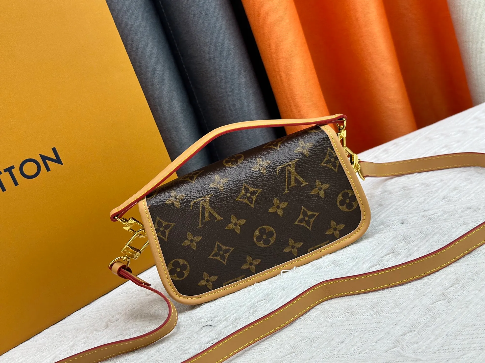 P200 Upgraded original M83566 M83300 M45985 Baguette bag series New Diane handbag The Diane satchel is made of Monogram Empreinte, made of the brand's iconic embossed leather. This versatile bag comes with a removable leather shoulder strap that can be worn over the shoulder or by hand, as well as a roomy removable jacquard crossbody bag with 'Louis Vuitton' printed strap. This versatile bag can be styled chic or sporty to match the overall style or mood. Dimensions: 19×10.5×6cm.
