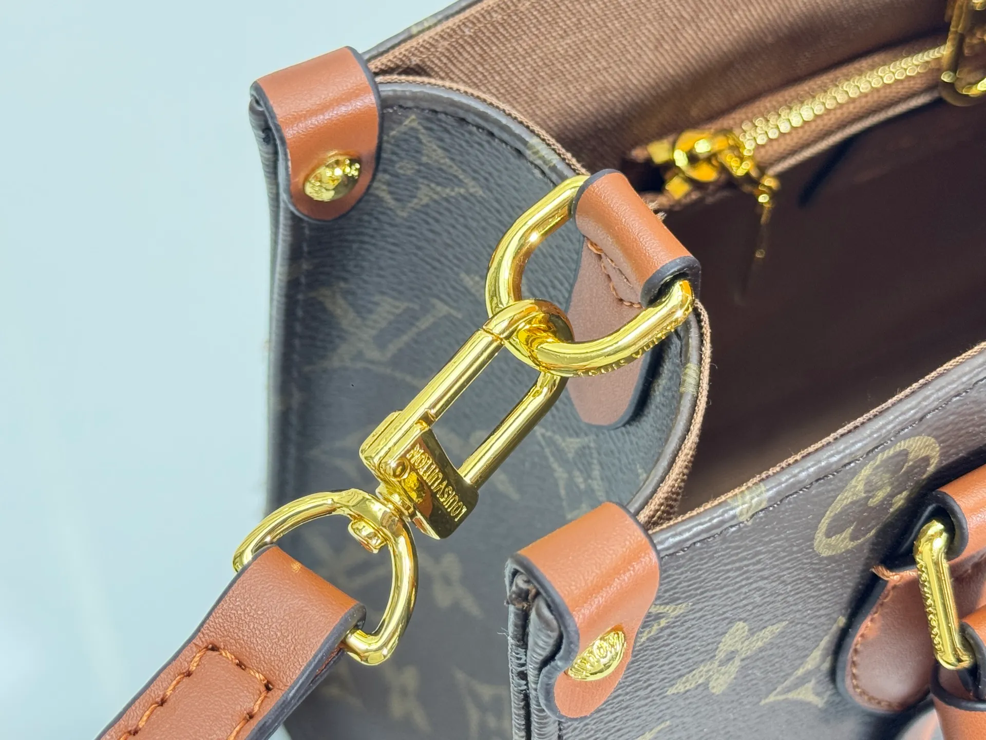 P220 Upgraded original M14235 M45659 M46373 M44571 This Organizer handbag is from the OnTheGo series and is made of Monogram canvas with leather handles and name tags. The spacious interior can accommodate laptops and notepads, and multiple pockets allow for organized storage, making it a great companion for urban life. Dimensions: 25.0 x 19.0 x 11.5 cm (length x height x width)