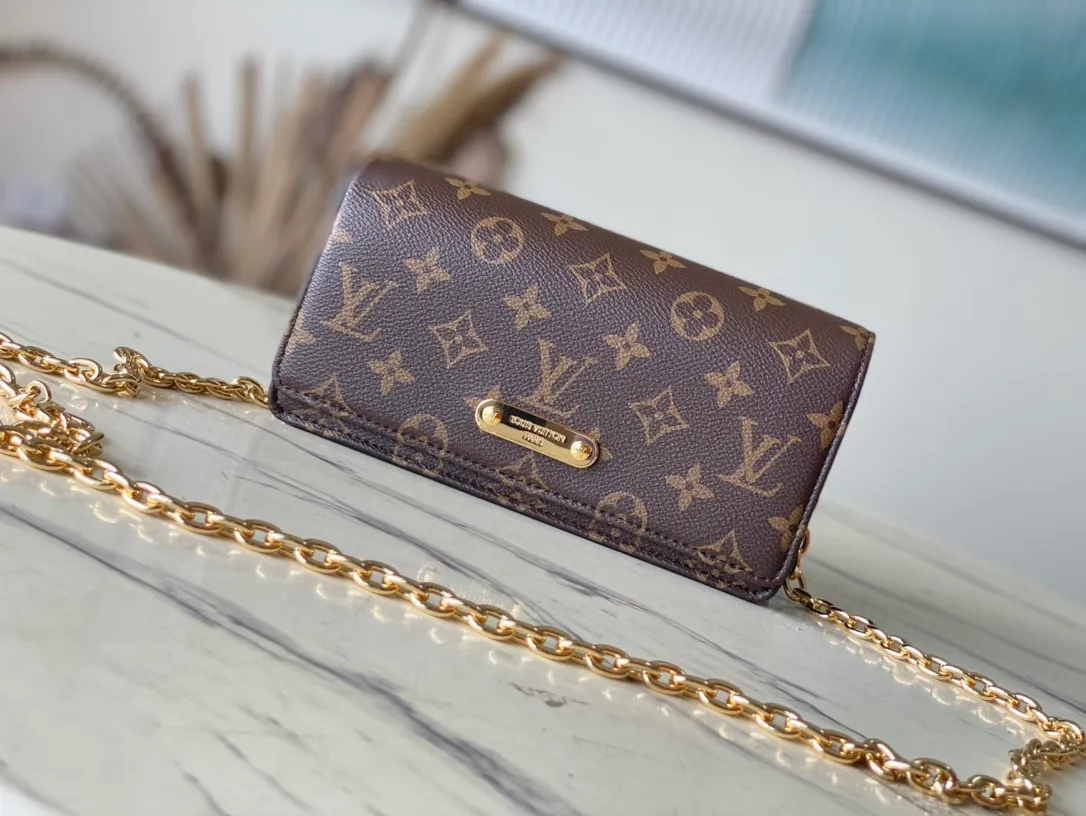 💰640 Top Original Order M82509 Presbyopia Chain Bag Woc Series LiLy Woc Handbag Monogram canvas chain Lily wallet combines a stylish rectangle with a subtle retro look. The flap features a gold-tone plaque and is accented with rivets for multiple ways to carry it. Dimensions: 20.5×10×3.5 cm.